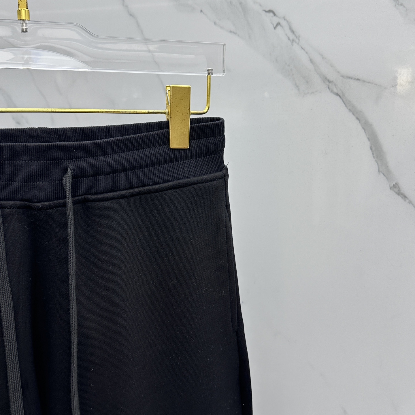 裤子🆕LV路易威登 2025ss秋冬新款抽绳卫裤运动面料采用重磅复合双层面料 整衣洗水 辅以激光烧花工艺