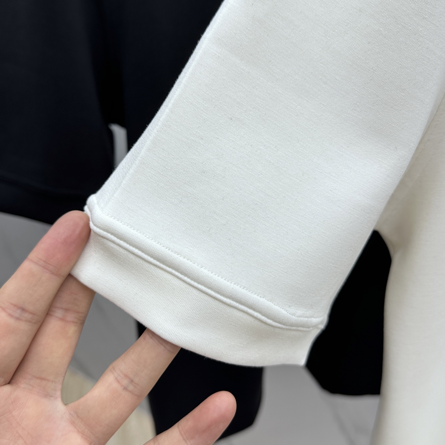 🆕GUCCI古驰 2025SS秋季新款短袖打底T 恤，以当季色调传递典雅韵味，成就日常搭配佳选。胸前lo