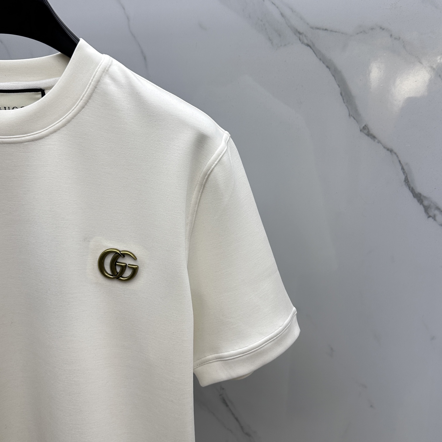 🆕GUCCI古驰 2025SS秋季新款短袖打底T 恤，以当季色调传递典雅韵味，成就日常搭配佳选。胸前lo