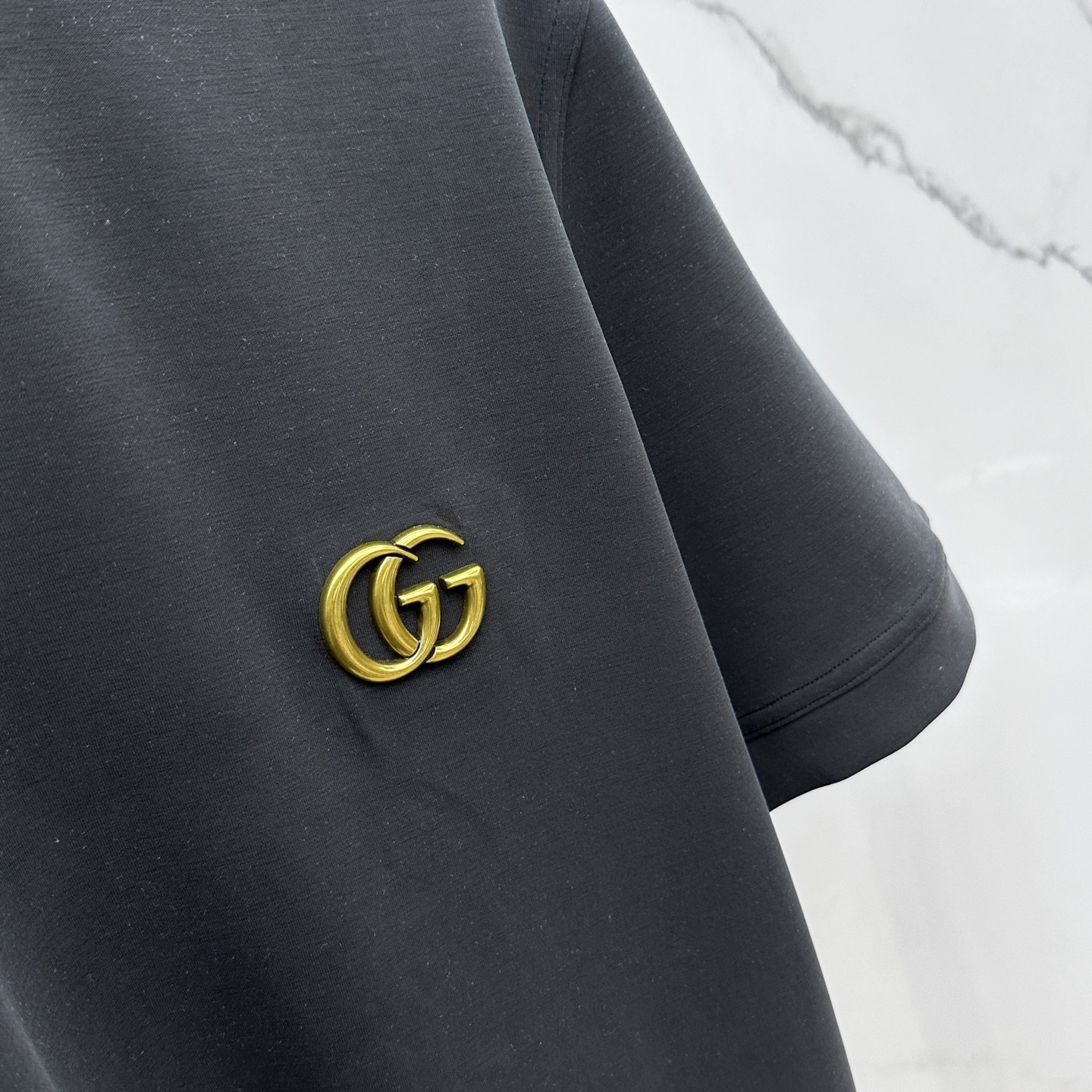 🆕GUCCI古驰 2025SS秋季新款短袖打底T 恤，以当季色调传递典雅韵味，成就日常搭配佳选。胸前lo