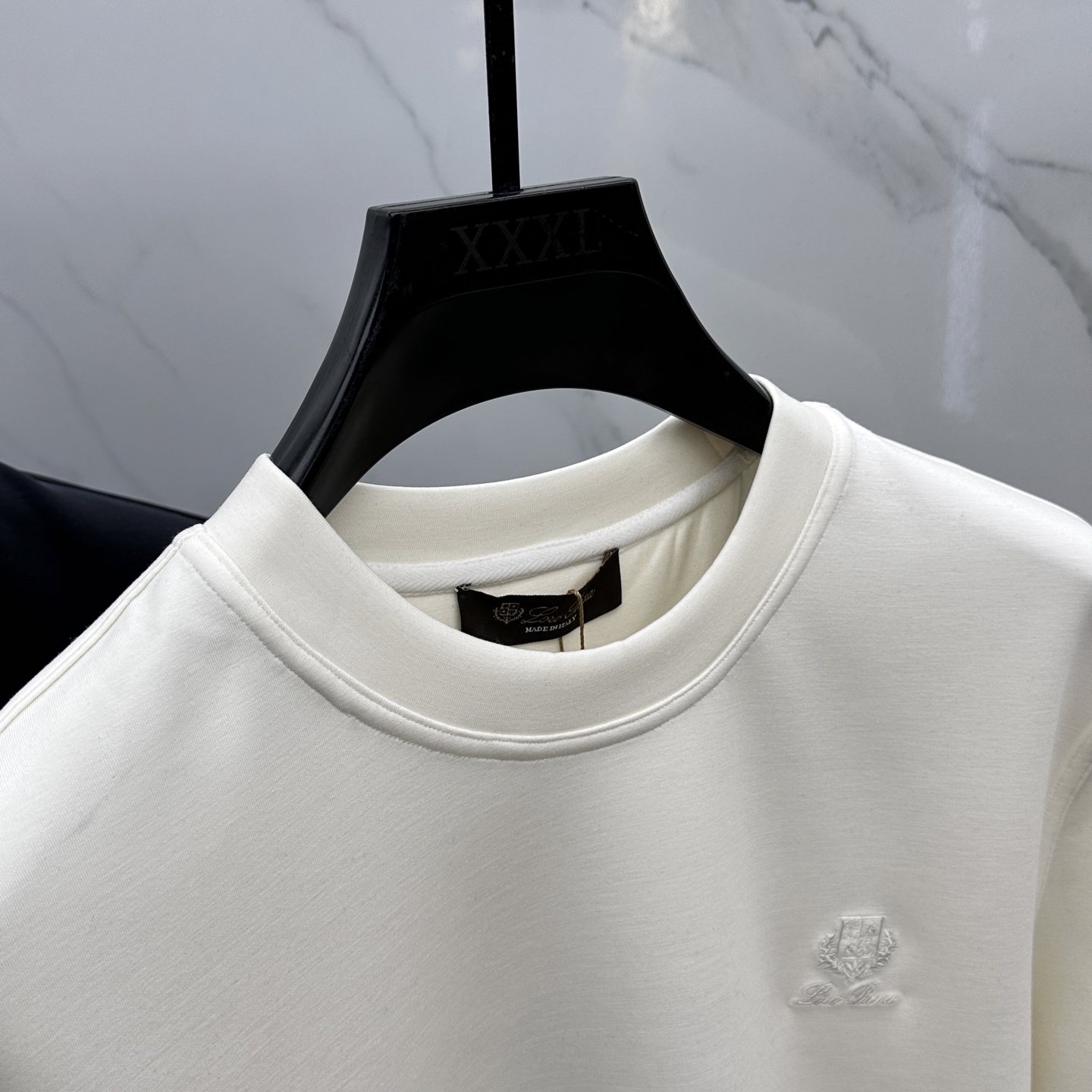 🆕lP🆕 SS秋季新款短袖打底T 恤，以当季色调传递典雅韵味，成就日常搭配佳选。胸前logo标识含蓄标注