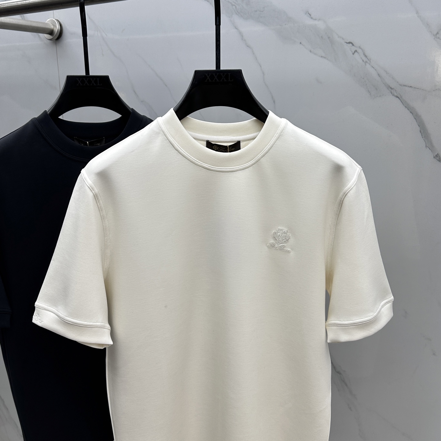 🆕lP🆕 SS秋季新款短袖打底T 恤，以当季色调传递典雅韵味，成就日常搭配佳选。胸前logo标识含蓄标注