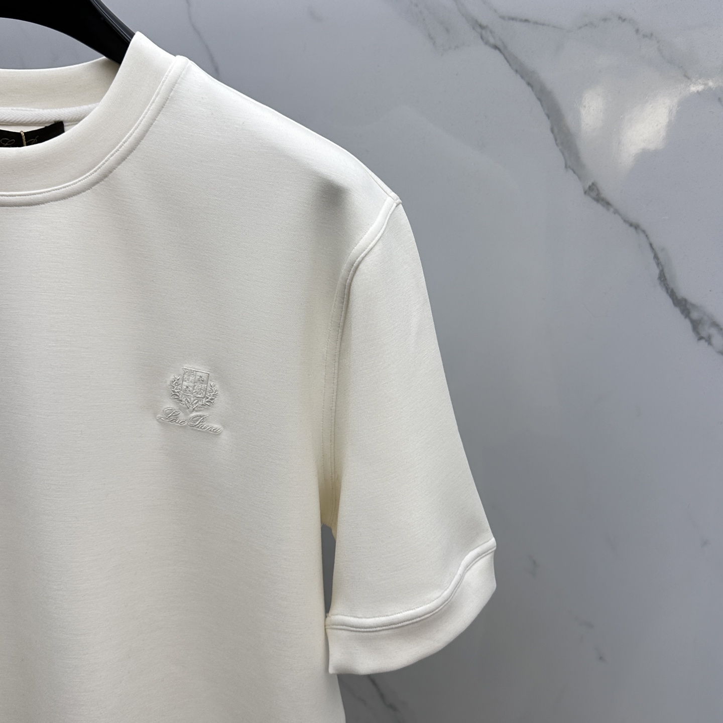 🆕lP🆕 SS秋季新款短袖打底T 恤，以当季色调传递典雅韵味，成就日常搭配佳选。胸前logo标识含蓄标注