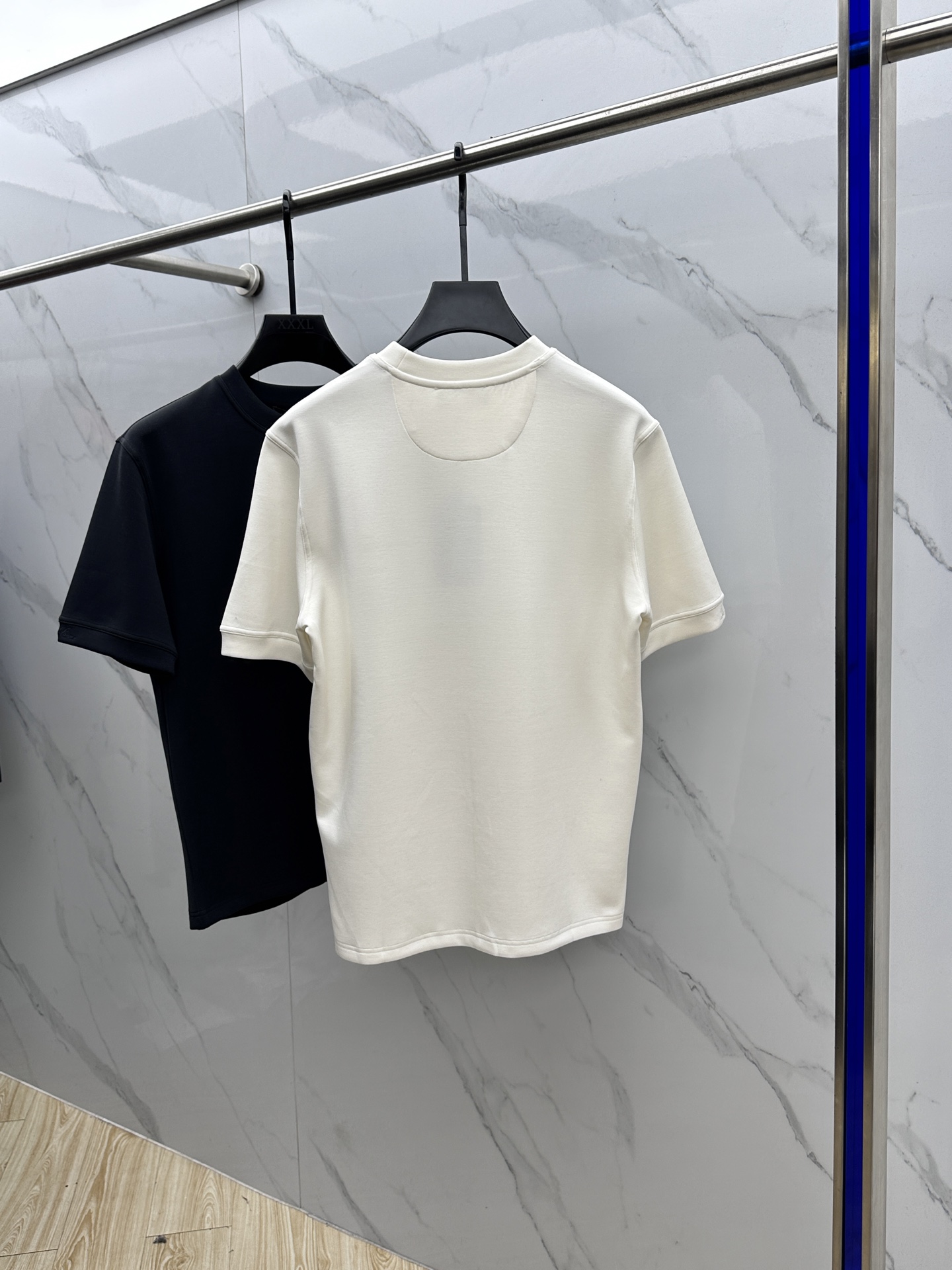 🆕lP🆕 SS秋季新款短袖打底T 恤，以当季色调传递典雅韵味，成就日常搭配佳选。胸前logo标识含蓄标注