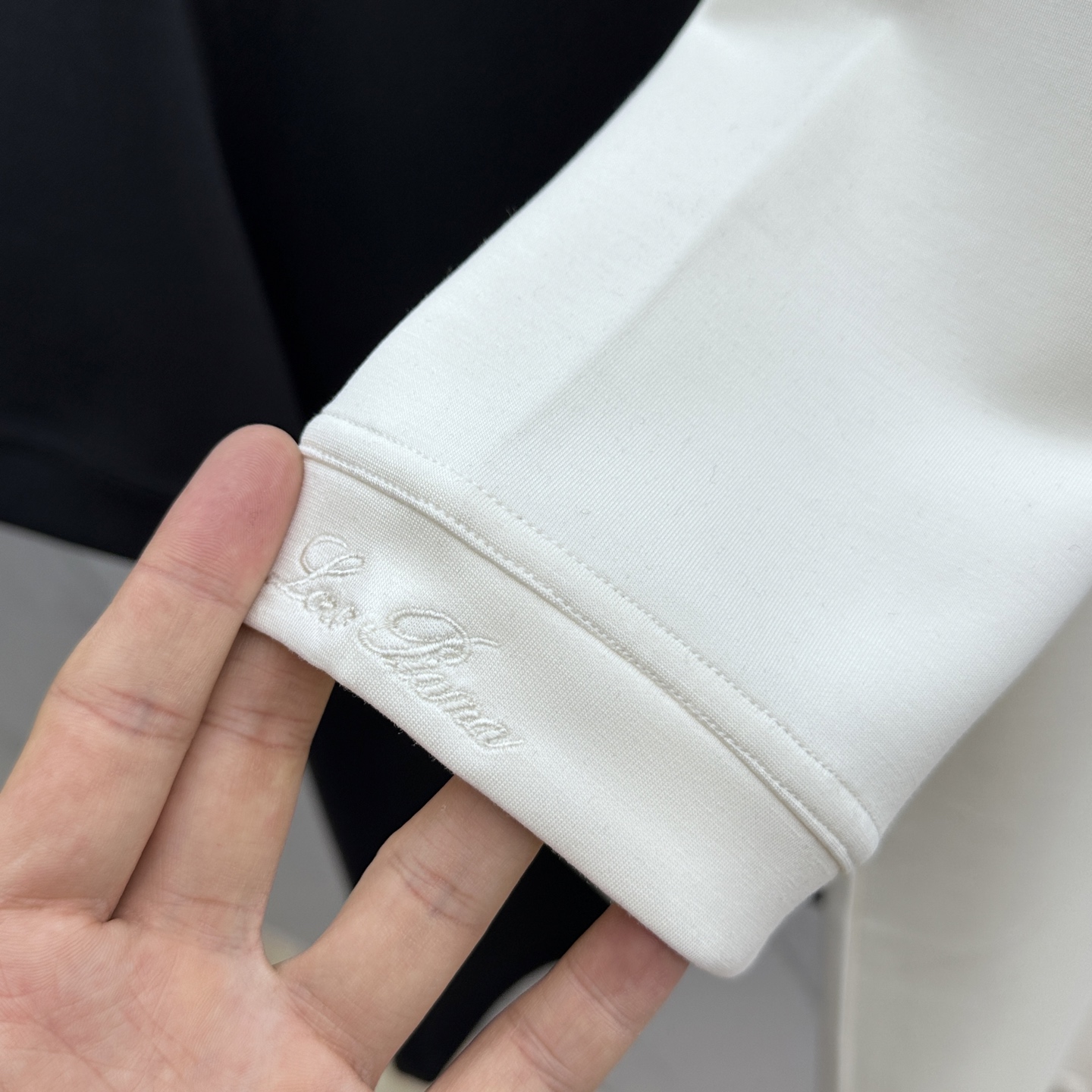 🆕lP🆕 SS秋季新款短袖打底T 恤，以当季色调传递典雅韵味，成就日常搭配佳选。胸前logo标识含蓄标注