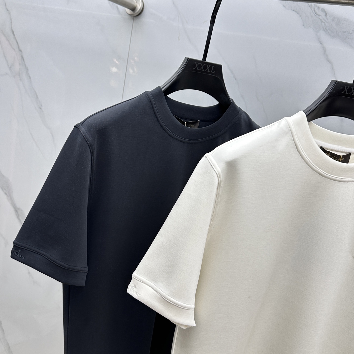 🆕lP🆕 SS秋季新款短袖打底T 恤，以当季色调传递典雅韵味，成就日常搭配佳选。胸前logo标识含蓄标注