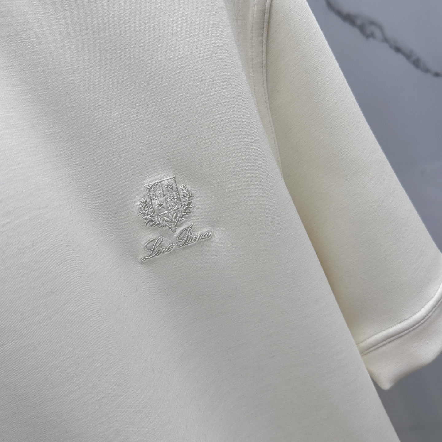 🆕lP🆕 SS秋季新款短袖打底T 恤，以当季色调传递典雅韵味，成就日常搭配佳选。胸前logo标识含蓄标注