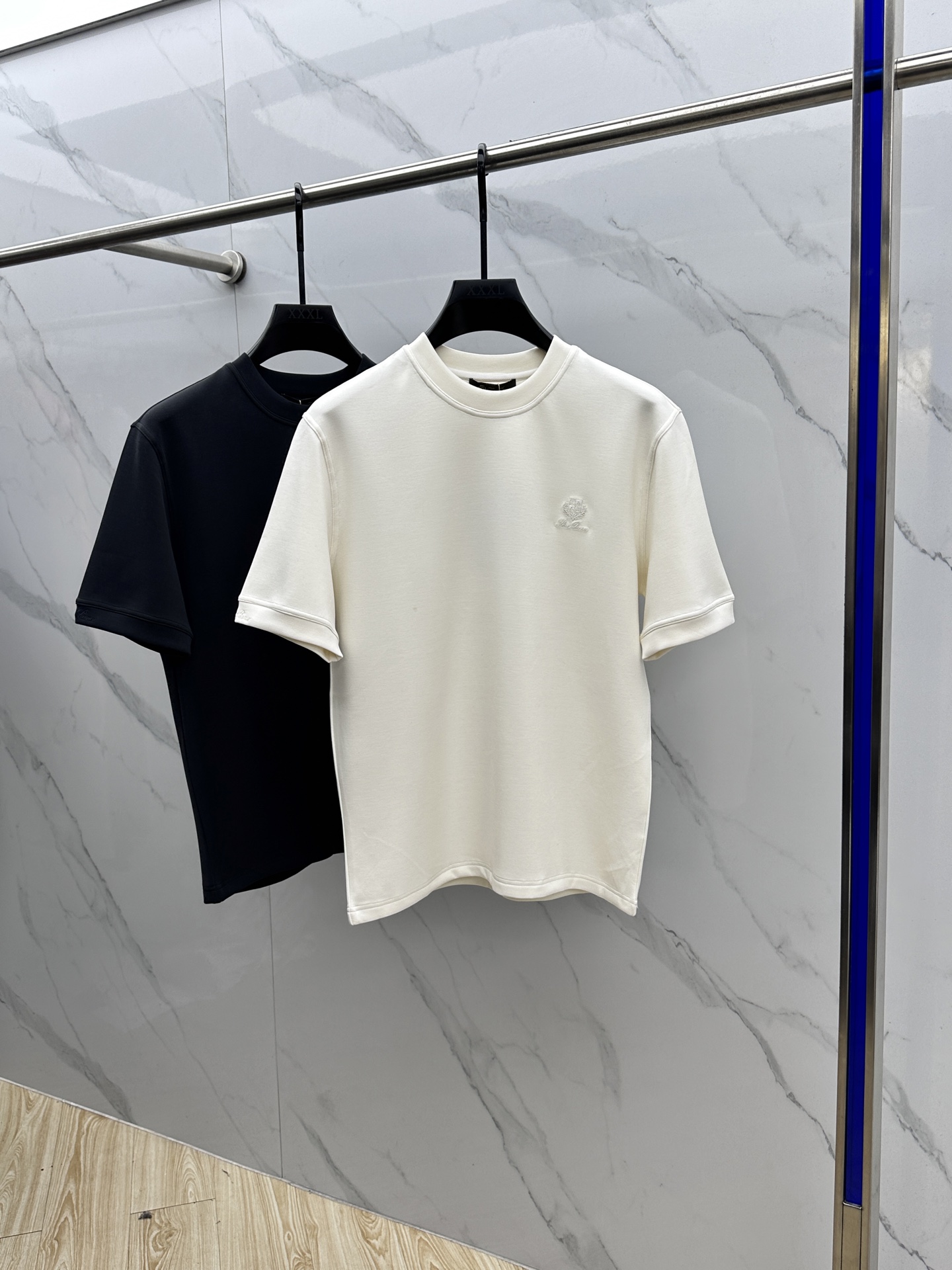 🆕lP🆕 SS秋季新款短袖打底T 恤，以当季色调传递典雅韵味，成就日常搭配佳选。胸前logo标识含蓄标注