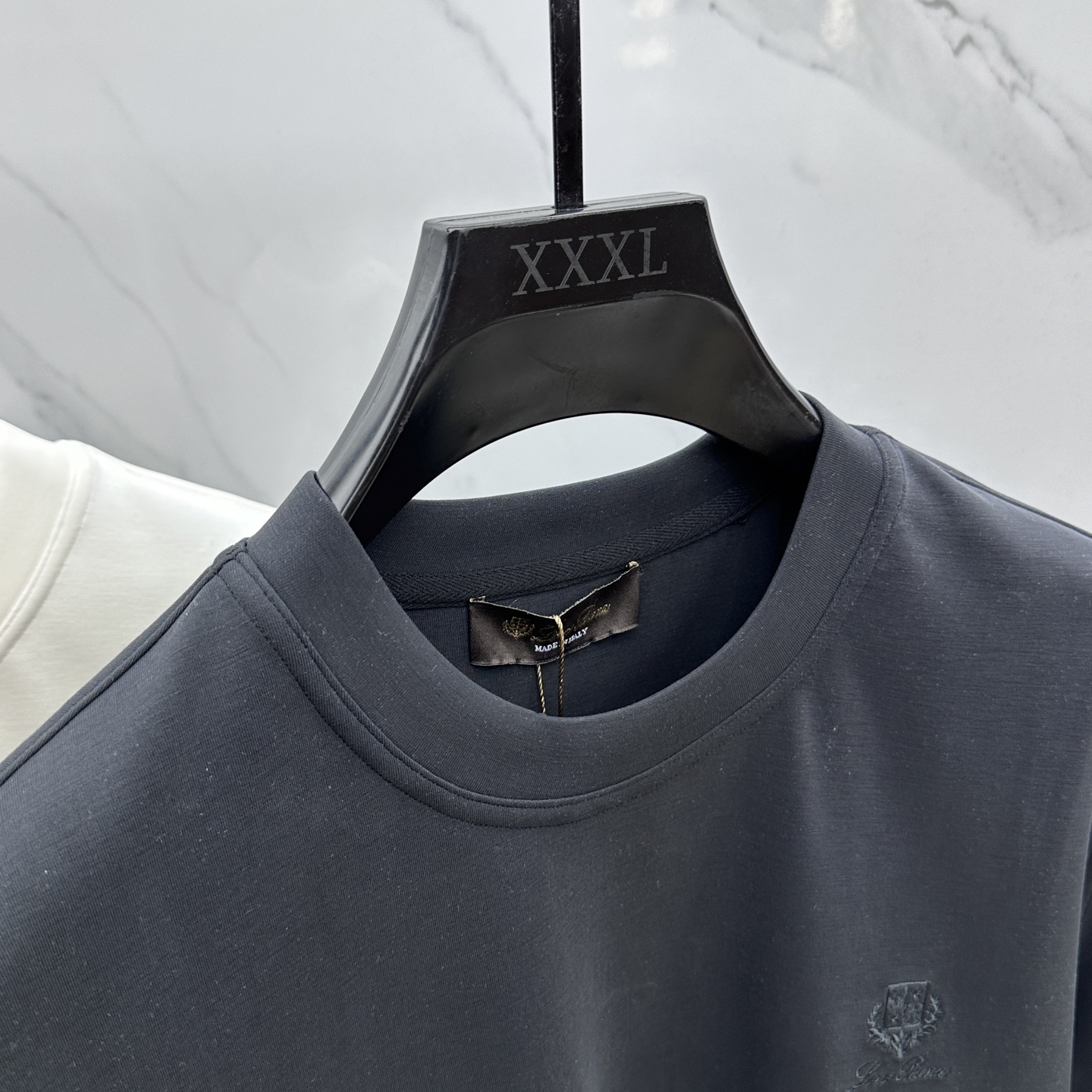 🆕lP🆕 SS秋季新款短袖打底T 恤，以当季色调传递典雅韵味，成就日常搭配佳选。胸前logo标识含蓄标注