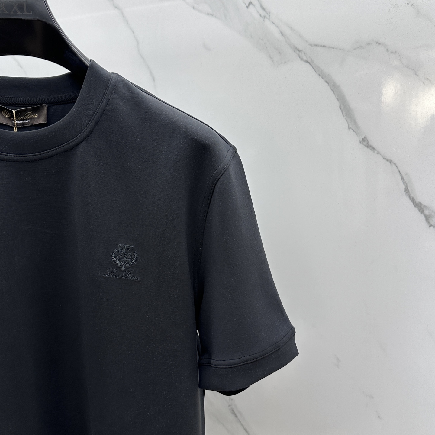 🆕lP🆕 SS秋季新款短袖打底T 恤，以当季色调传递典雅韵味，成就日常搭配佳选。胸前logo标识含蓄标注