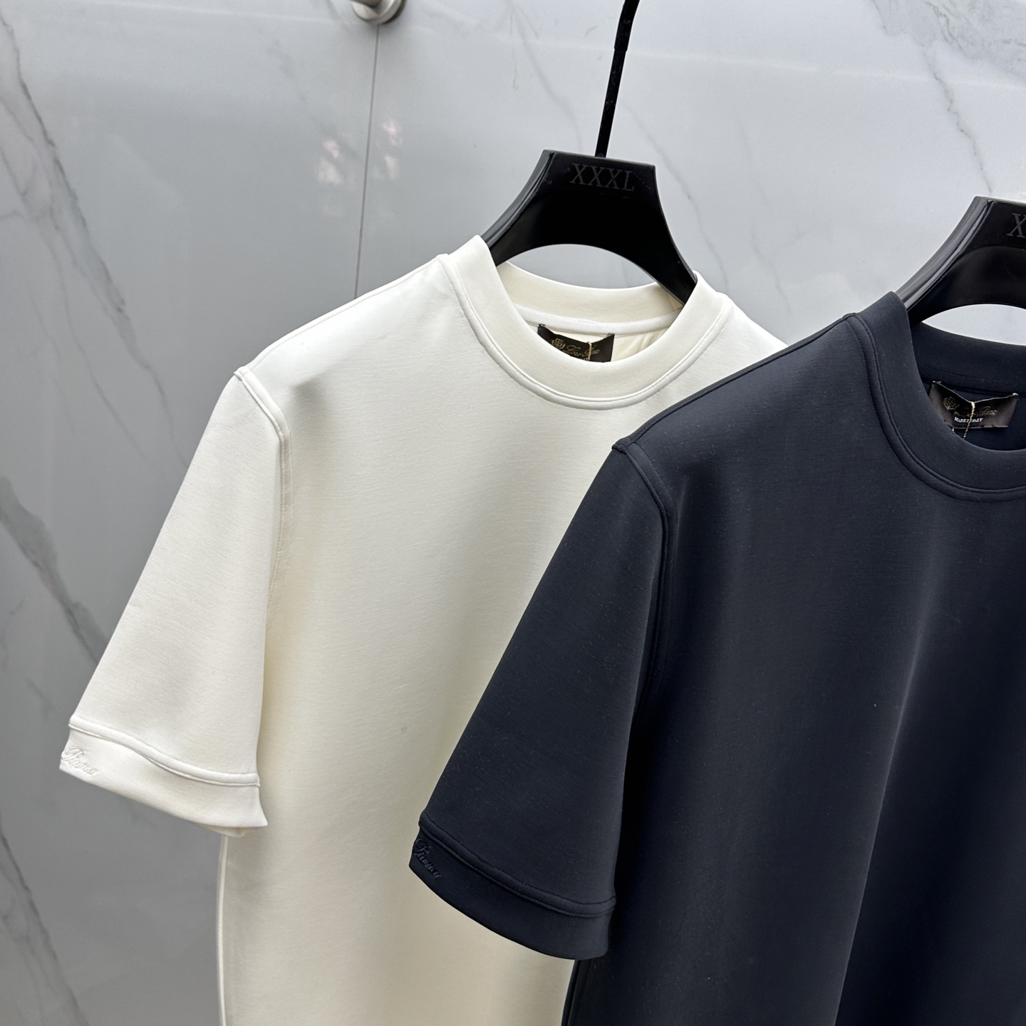 🆕lP🆕 SS秋季新款短袖打底T 恤，以当季色调传递典雅韵味，成就日常搭配佳选。胸前logo标识含蓄标注