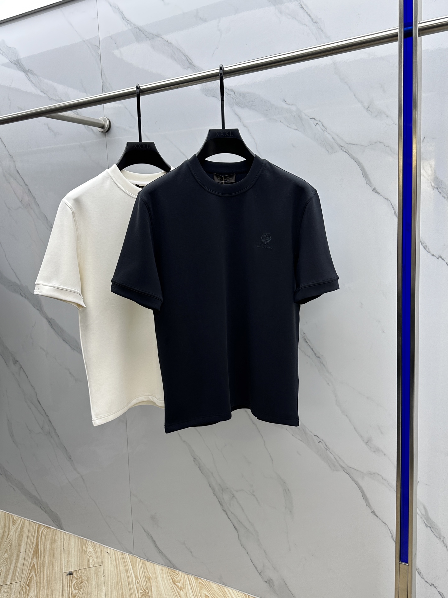 🆕lP🆕 SS秋季新款短袖打底T 恤，以当季色调传递典雅韵味，成就日常搭配佳选。胸前logo标识含蓄标注