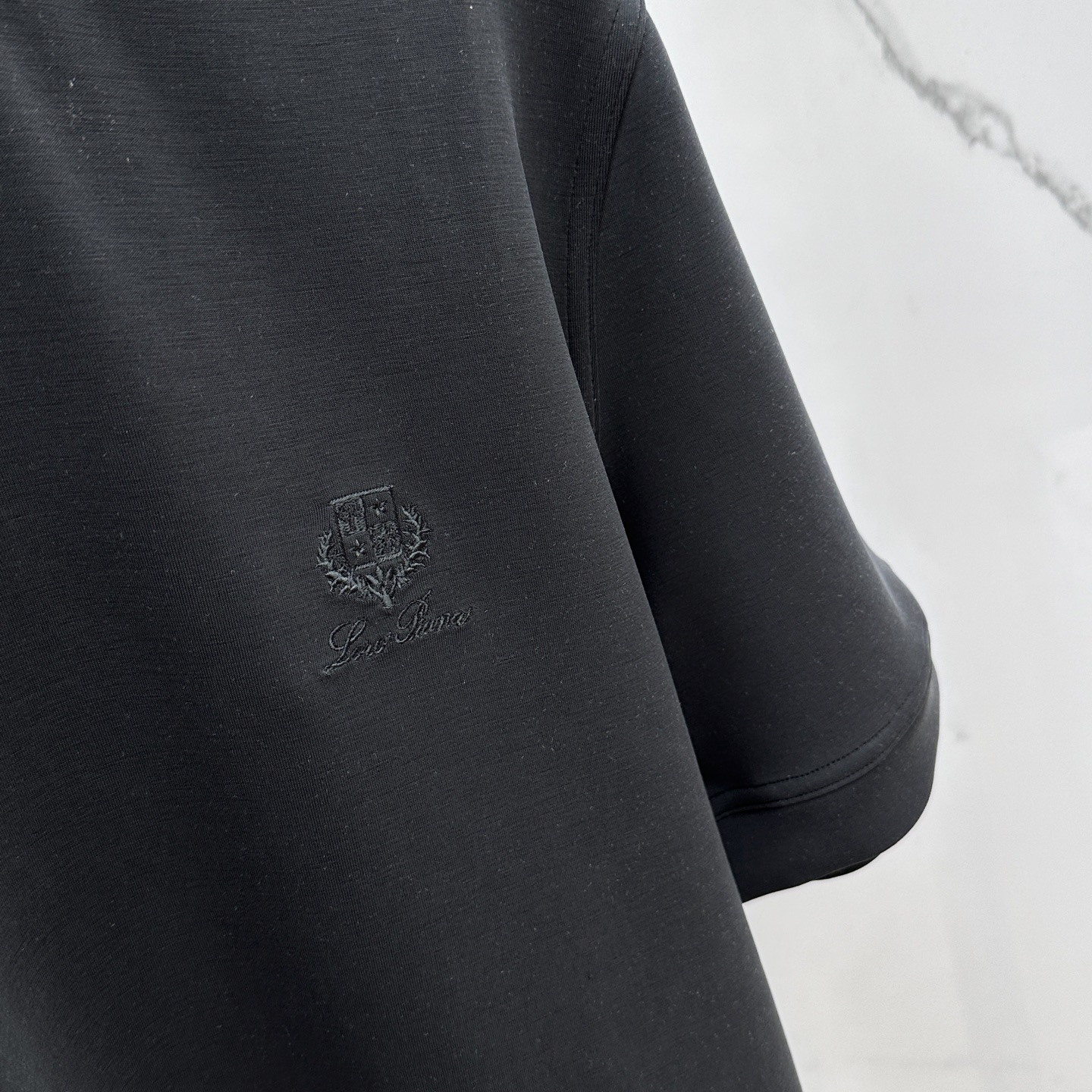 🆕lP🆕 SS秋季新款短袖打底T 恤，以当季色调传递典雅韵味，成就日常搭配佳选。胸前logo标识含蓄标注