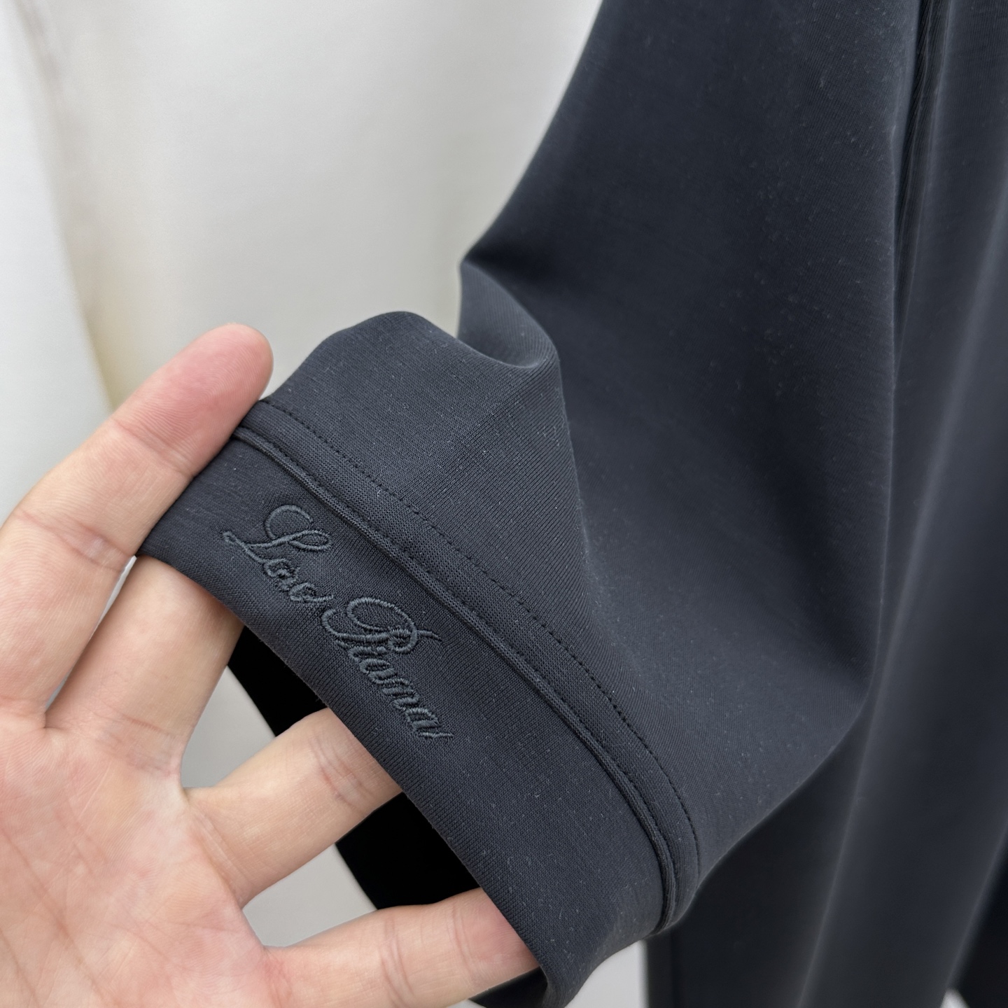 🆕lP🆕 SS秋季新款短袖打底T 恤，以当季色调传递典雅韵味，成就日常搭配佳选。胸前logo标识含蓄标注