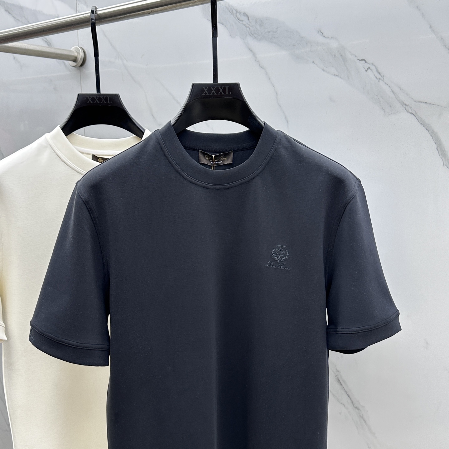 🆕lP🆕 SS秋季新款短袖打底T 恤，以当季色调传递典雅韵味，成就日常搭配佳选。胸前logo标识含蓄标注