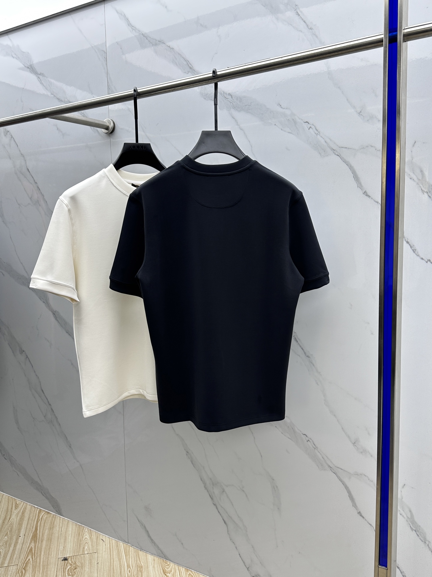 🆕lP🆕 SS秋季新款短袖打底T 恤，以当季色调传递典雅韵味，成就日常搭配佳选。胸前logo标识含蓄标注