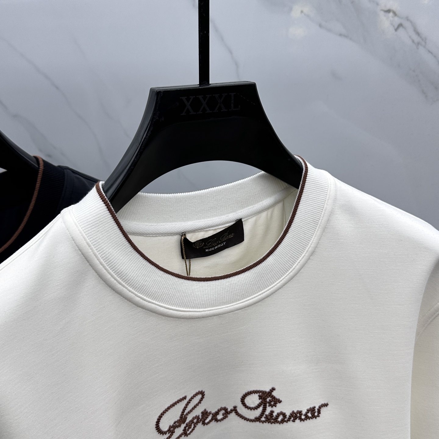 🆕lP🆕 SS秋季新款短袖打底T 恤，以当季色调传递典雅韵味，成就日常搭配佳选。胸前logo标识含蓄标注