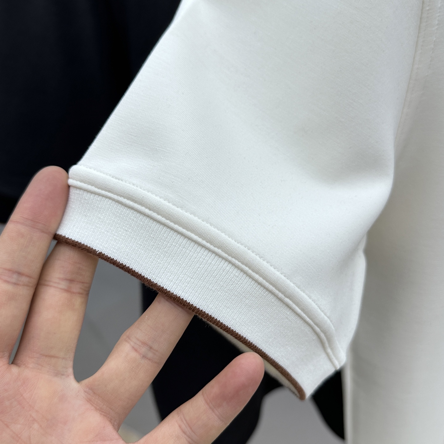 🆕lP🆕 SS秋季新款短袖打底T 恤，以当季色调传递典雅韵味，成就日常搭配佳选。胸前logo标识含蓄标注