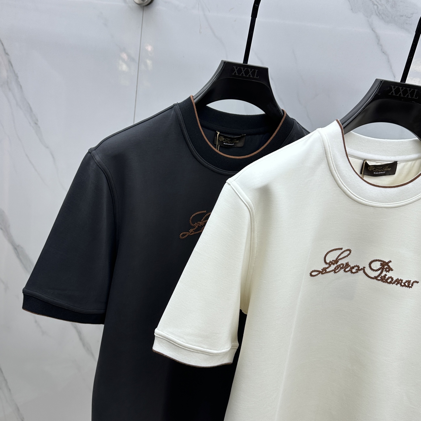 🆕lP🆕 SS秋季新款短袖打底T 恤，以当季色调传递典雅韵味，成就日常搭配佳选。胸前logo标识含蓄标注