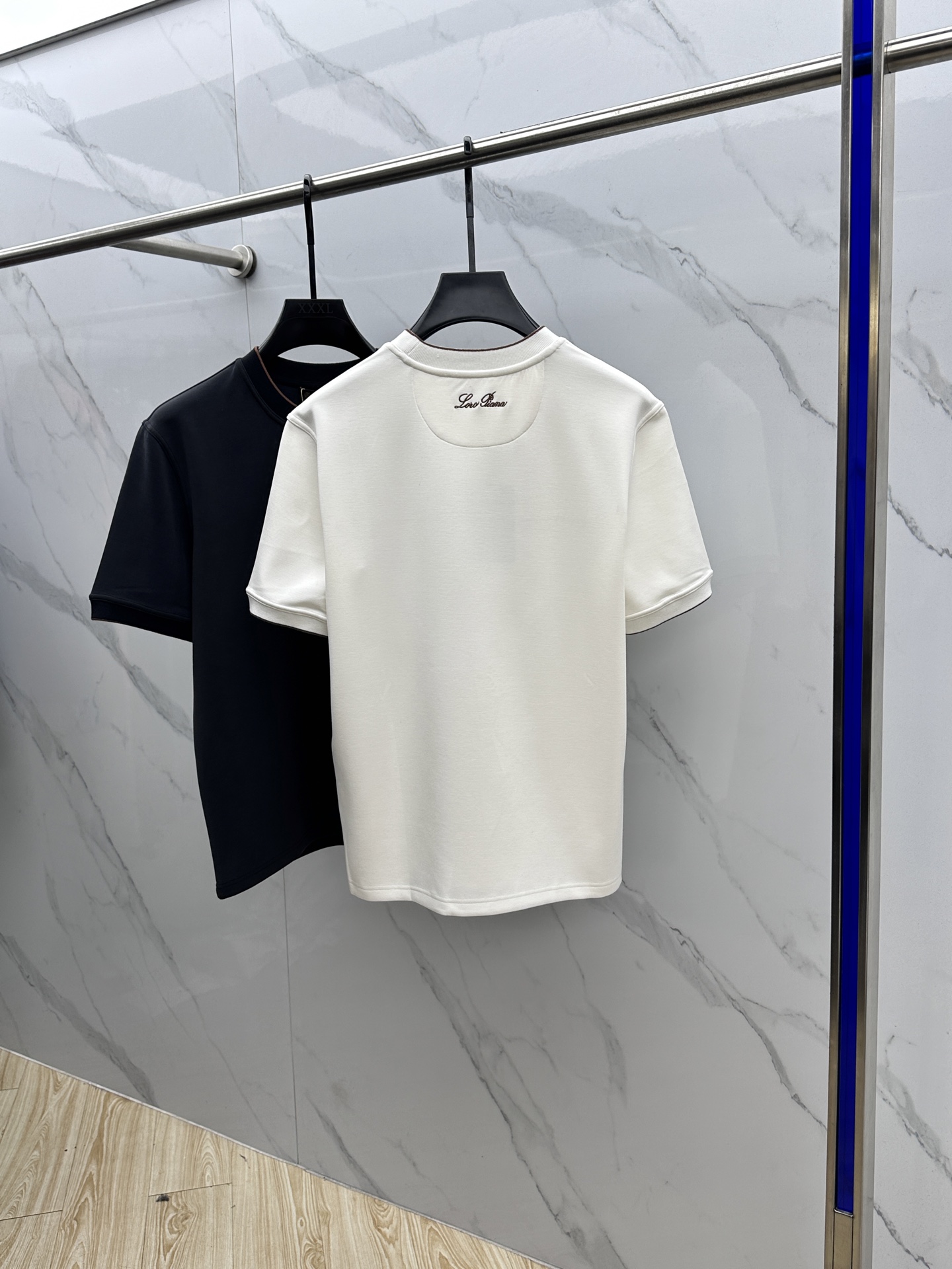 🆕lP🆕 SS秋季新款短袖打底T 恤，以当季色调传递典雅韵味，成就日常搭配佳选。胸前logo标识含蓄标注