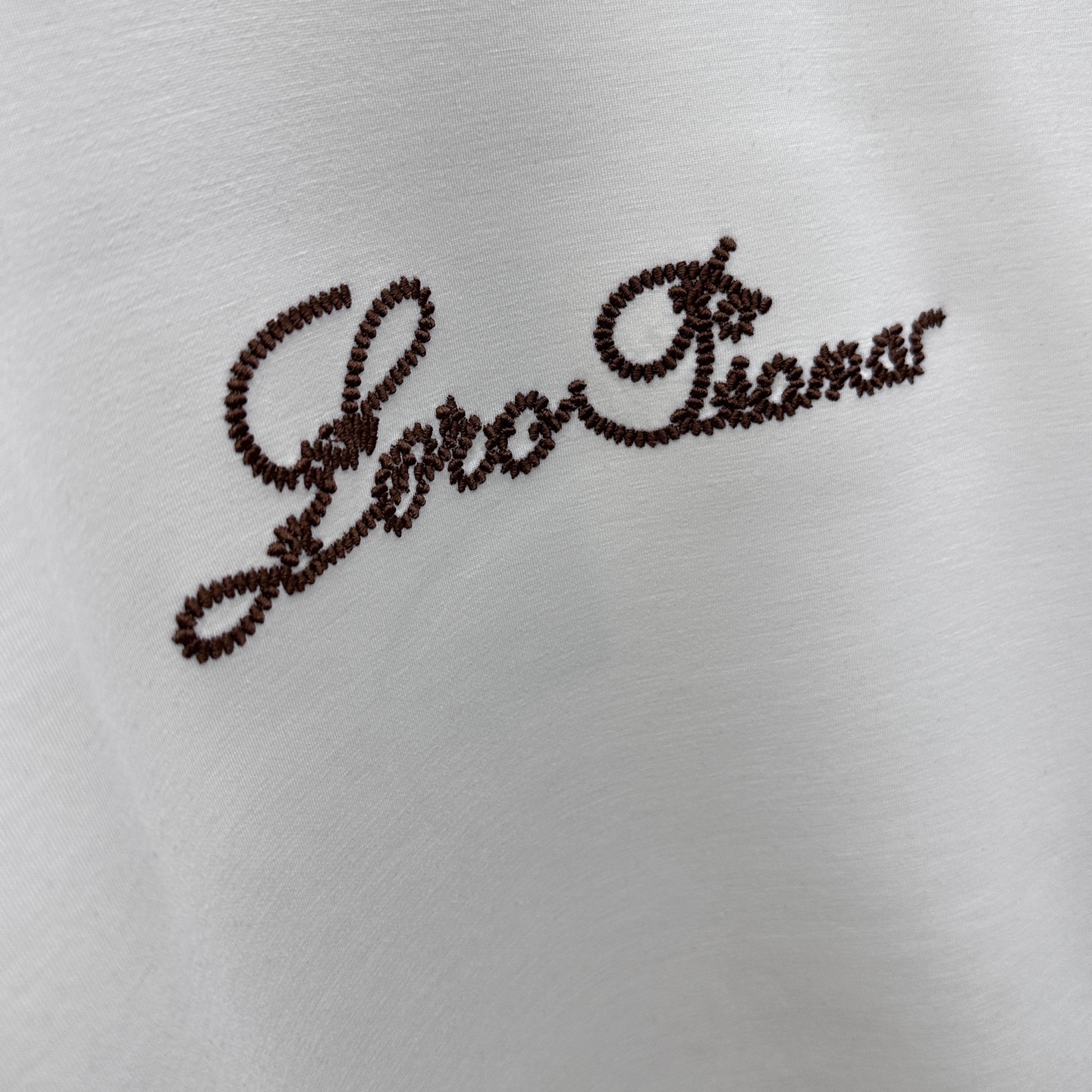 🆕lP🆕 SS秋季新款短袖打底T 恤，以当季色调传递典雅韵味，成就日常搭配佳选。胸前logo标识含蓄标注