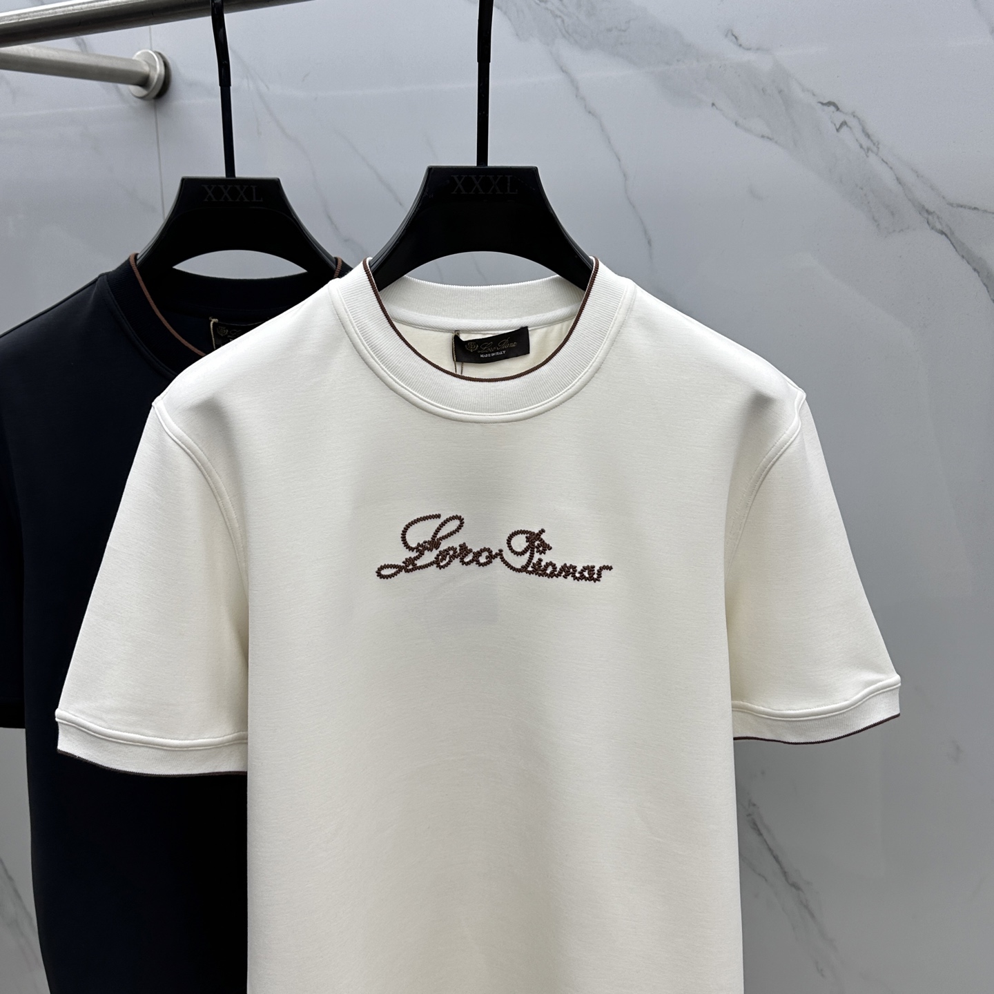 🆕lP🆕 SS秋季新款短袖打底T 恤，以当季色调传递典雅韵味，成就日常搭配佳选。胸前logo标识含蓄标注