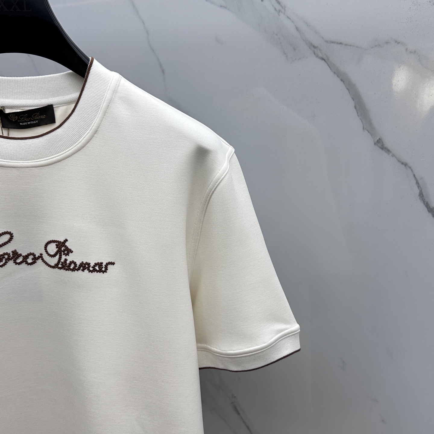 🆕lP🆕 SS秋季新款短袖打底T 恤，以当季色调传递典雅韵味，成就日常搭配佳选。胸前logo标识含蓄标注