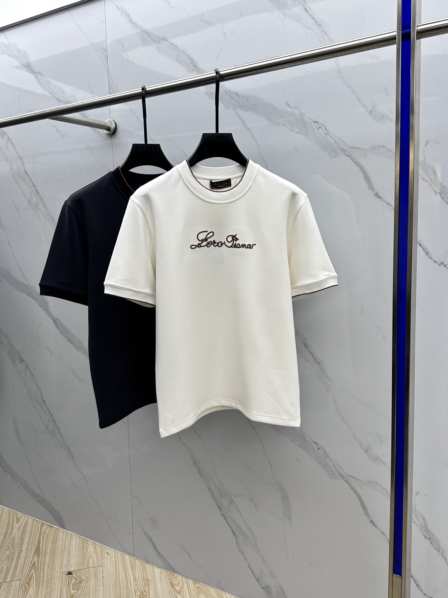 🆕lP🆕 SS秋季新款短袖打底T 恤，以当季色调传递典雅韵味，成就日常搭配佳选。胸前logo标识含蓄标注