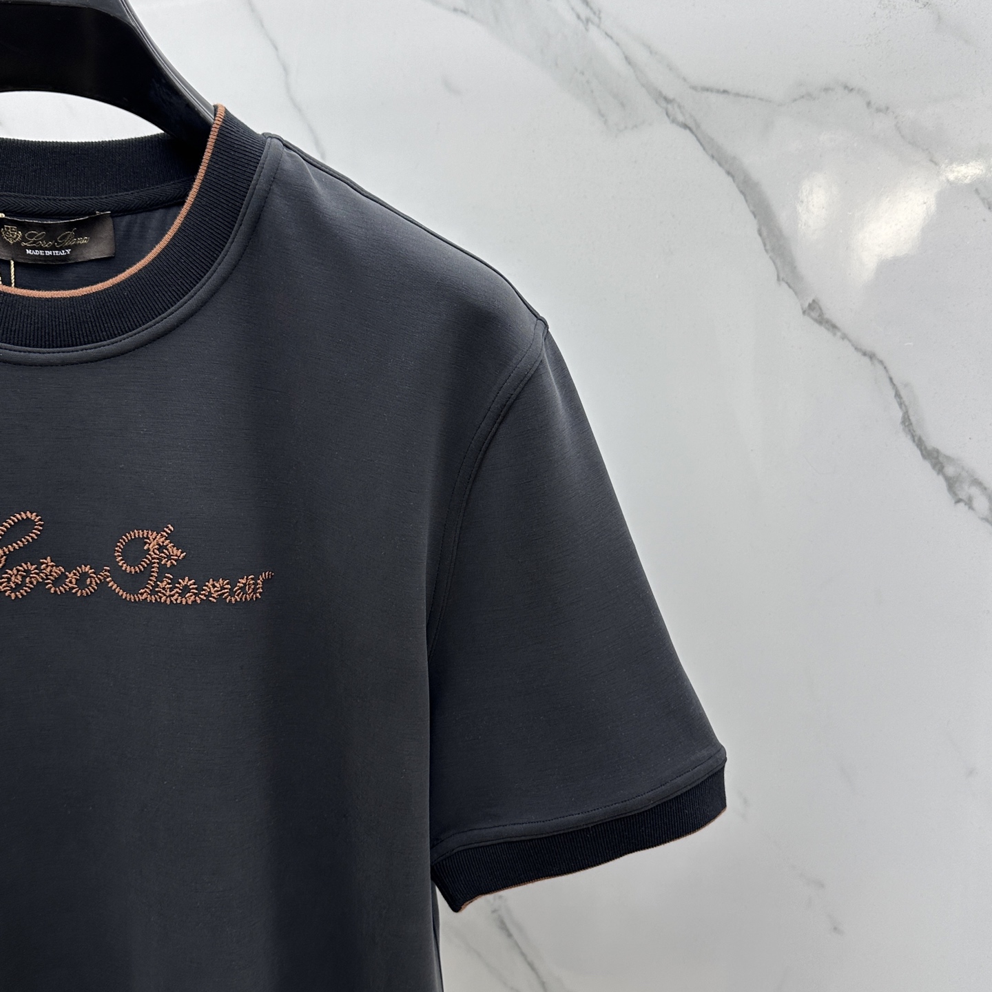 🆕lP🆕 SS秋季新款短袖打底T 恤，以当季色调传递典雅韵味，成就日常搭配佳选。胸前logo标识含蓄标注