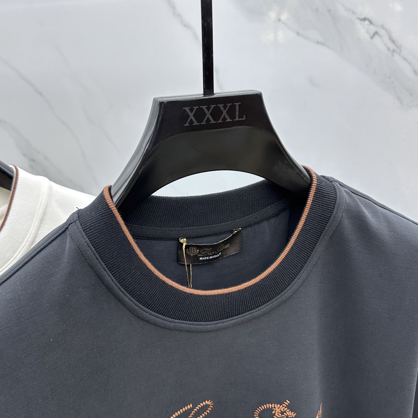 🆕lP🆕 SS秋季新款短袖打底T 恤，以当季色调传递典雅韵味，成就日常搭配佳选。胸前logo标识含蓄标注