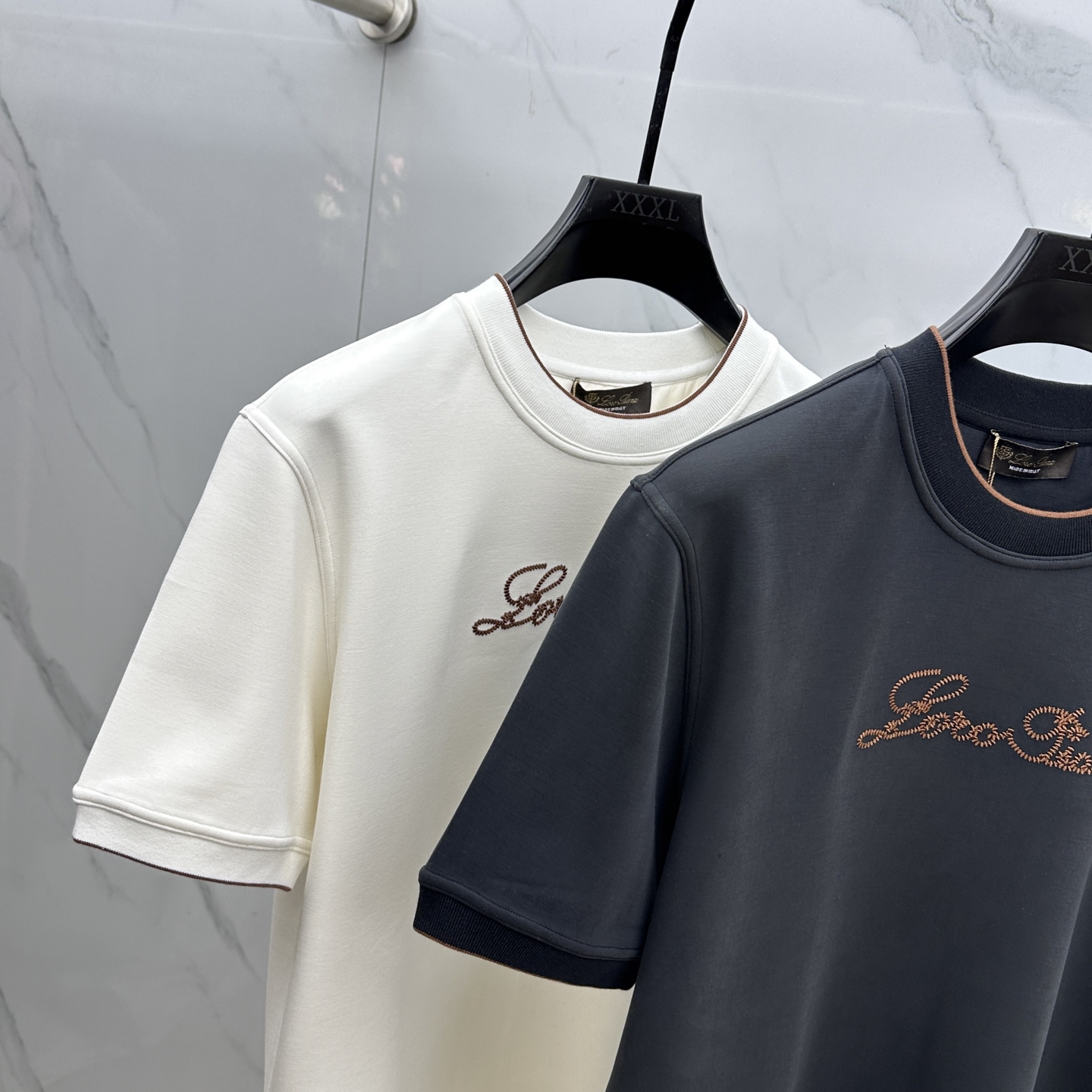 🆕lP🆕 SS秋季新款短袖打底T 恤，以当季色调传递典雅韵味，成就日常搭配佳选。胸前logo标识含蓄标注