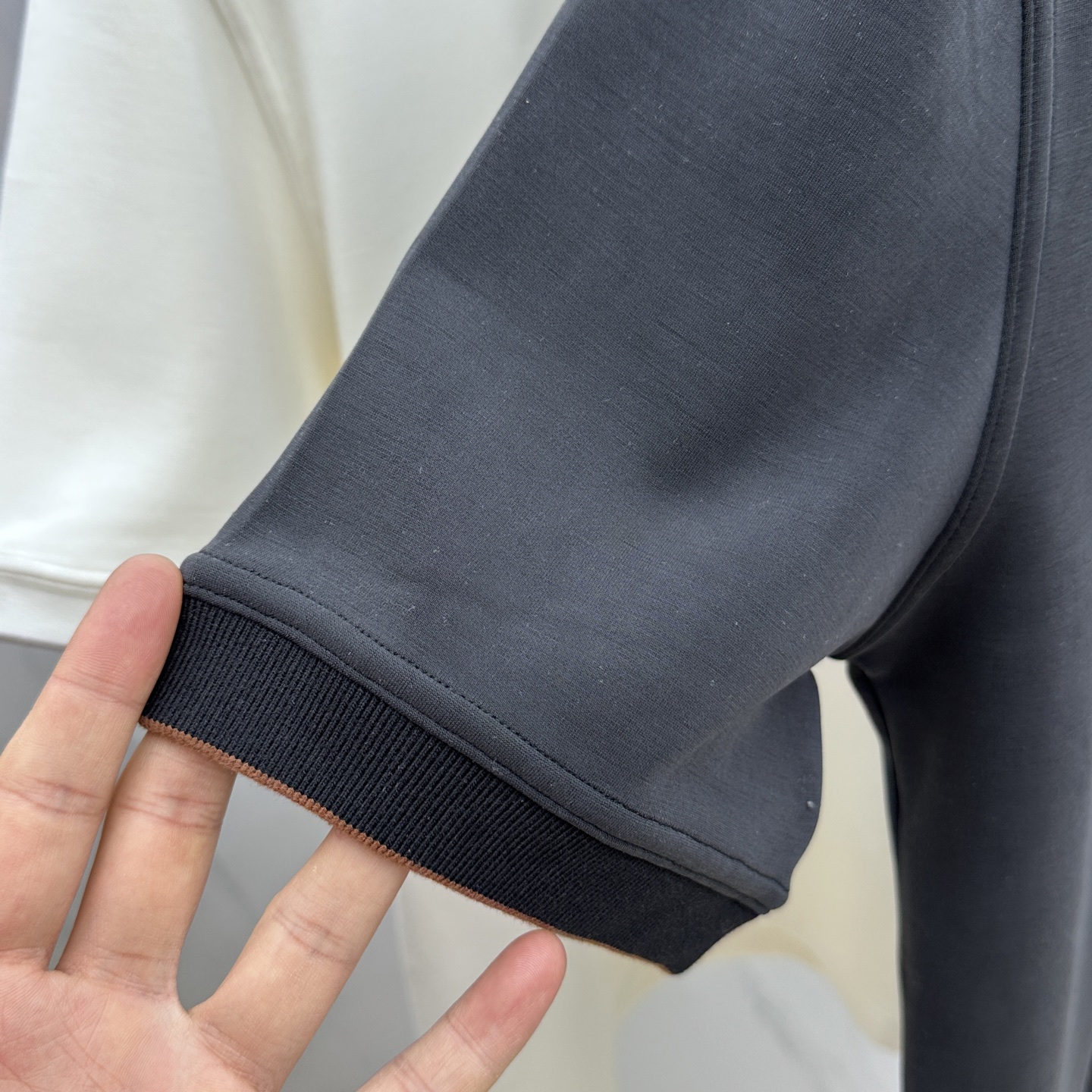 🆕lP🆕 SS秋季新款短袖打底T 恤，以当季色调传递典雅韵味，成就日常搭配佳选。胸前logo标识含蓄标注