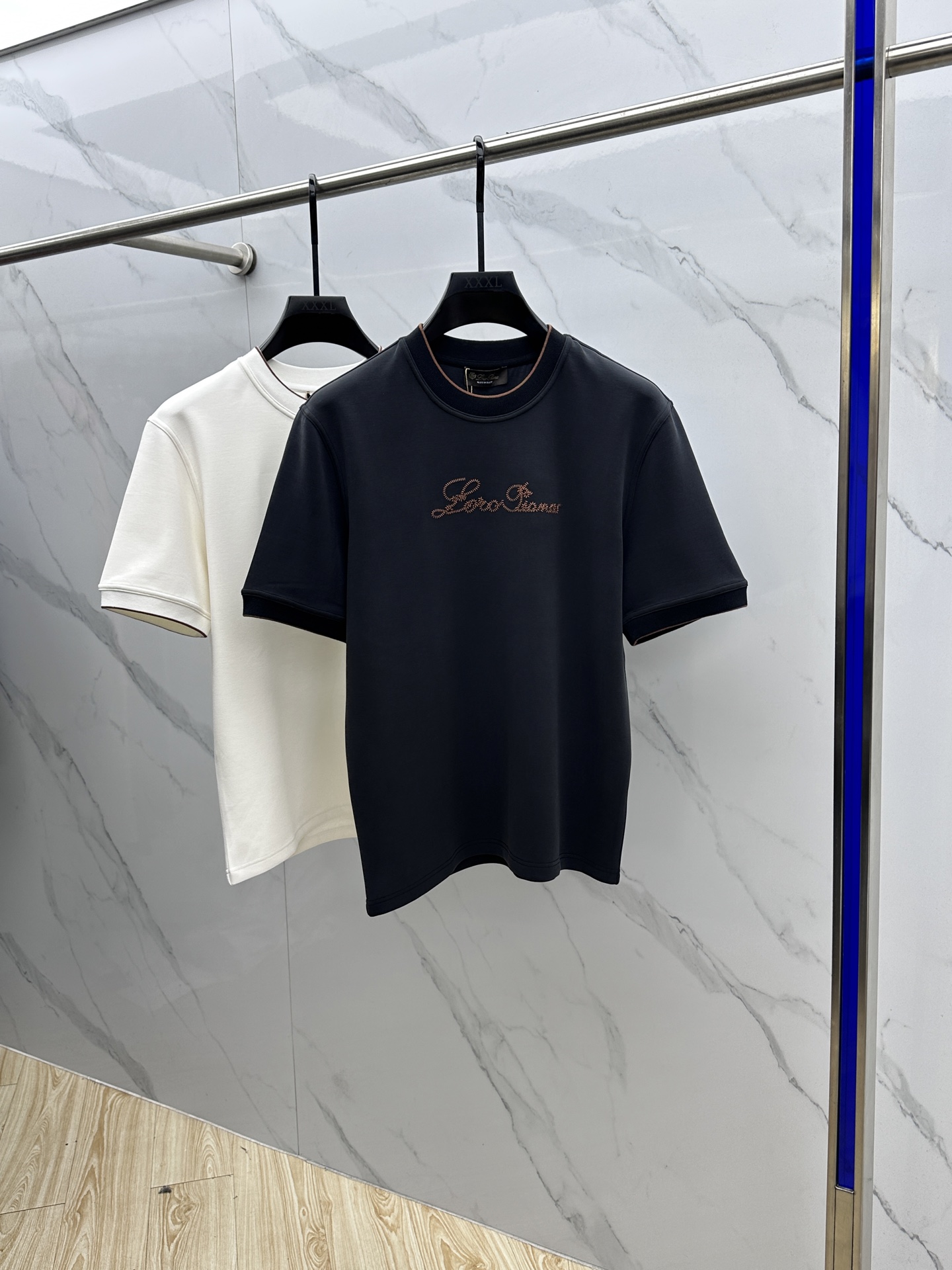 🆕lP🆕 SS秋季新款短袖打底T 恤，以当季色调传递典雅韵味，成就日常搭配佳选。胸前logo标识含蓄标注