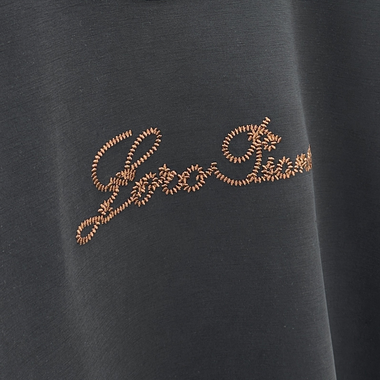 🆕lP🆕 SS秋季新款短袖打底T 恤，以当季色调传递典雅韵味，成就日常搭配佳选。胸前logo标识含蓄标注