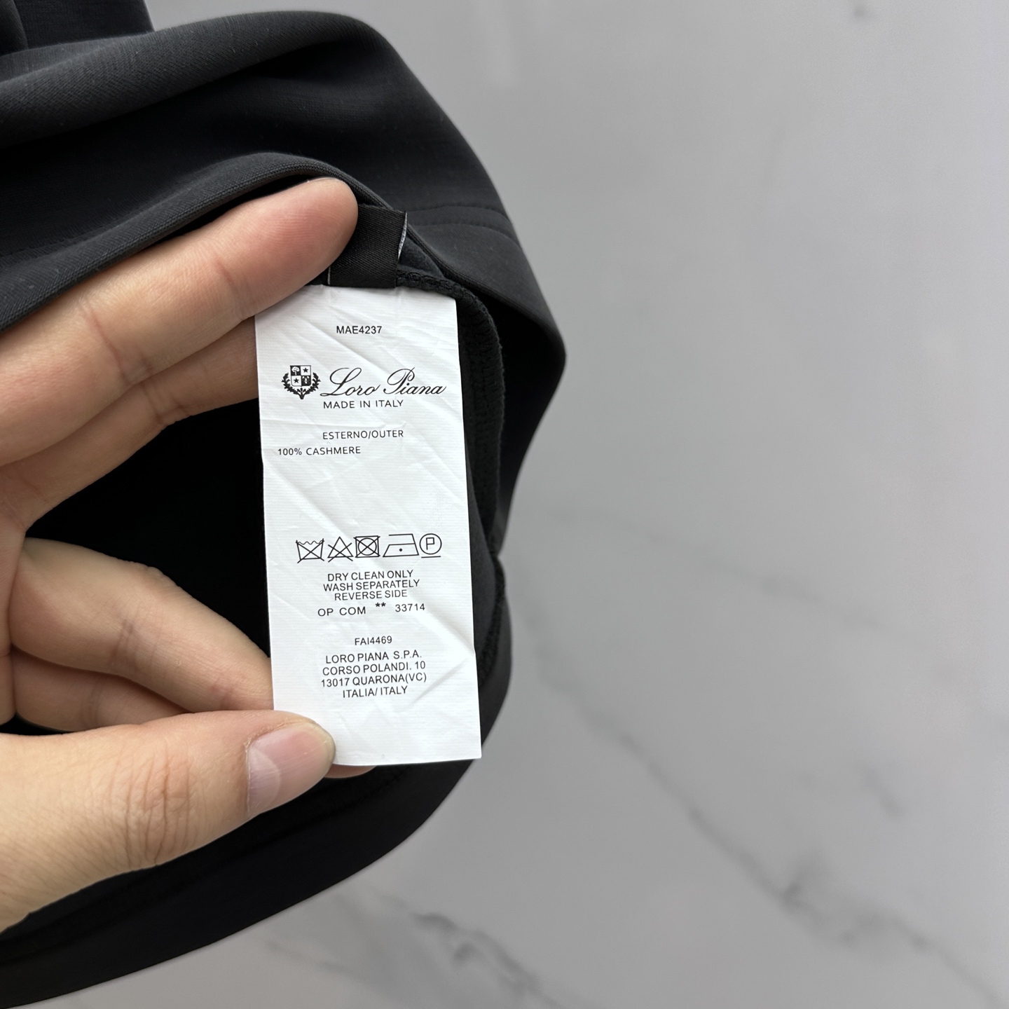 🆕lP🆕 SS秋季新款短袖打底T 恤，以当季色调传递典雅韵味，成就日常搭配佳选。胸前logo标识含蓄标注