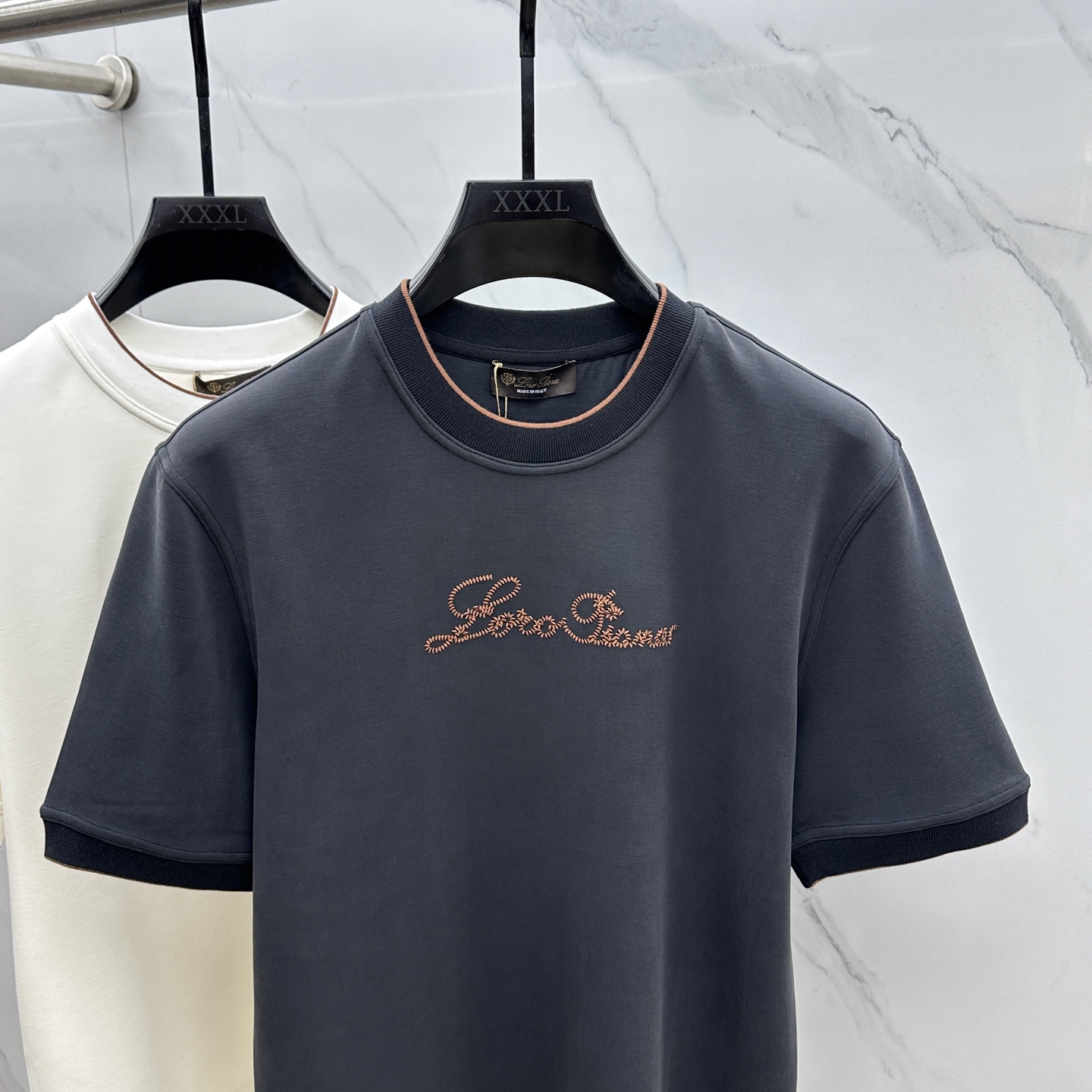 🆕lP🆕 SS秋季新款短袖打底T 恤，以当季色调传递典雅韵味，成就日常搭配佳选。胸前logo标识含蓄标注