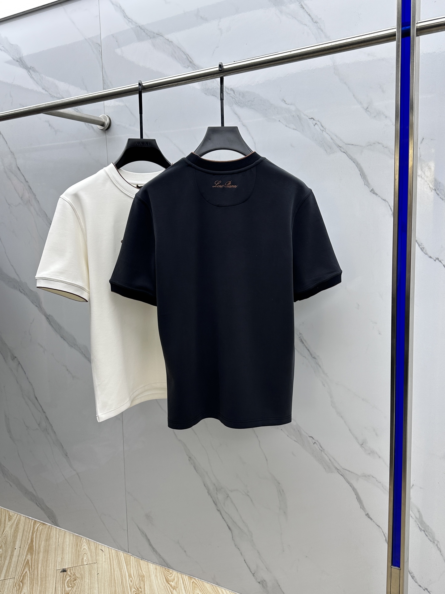 🆕lP🆕 SS秋季新款短袖打底T 恤，以当季色调传递典雅韵味，成就日常搭配佳选。胸前logo标识含蓄标注