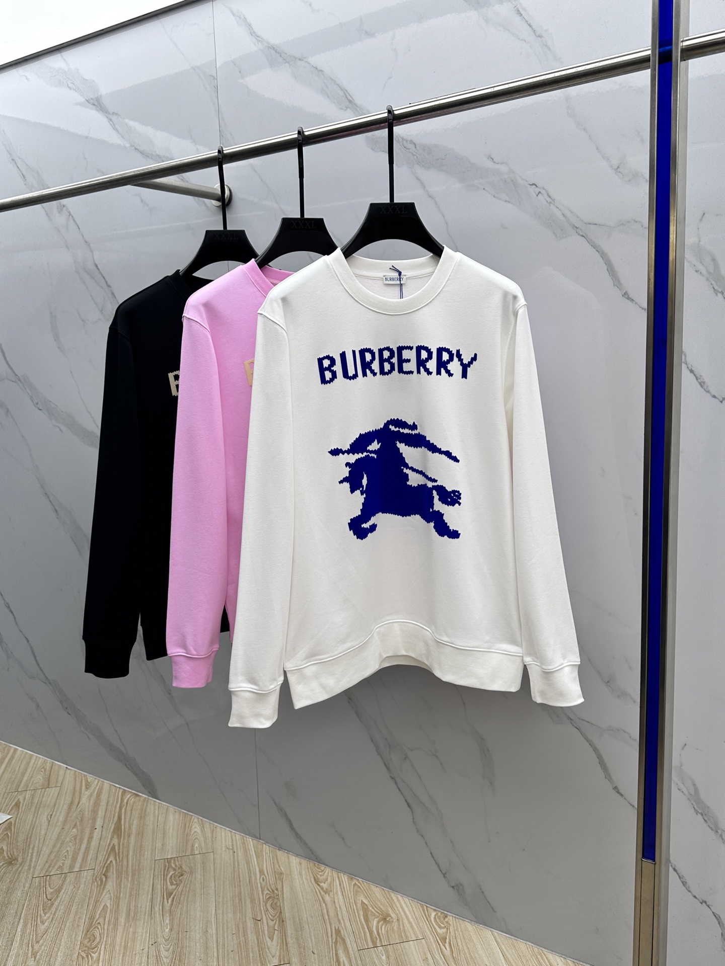 NO:597983,Burberry 25FW new early autumn round neck sweatshirt, same style for men and women!  Unique and eye-catching, this sweatshirt is top-notch in terms of appearance, comfort, consistent style, and fashionability, including the fabric and cutting process, all of which have been made with great effort!  Three-dimensional printing technology, pure cotton is breathable, comfortable for daily wear, the rib knitting on the neckline is smooth and tight, and the neckline will not be skewed if you toss it at will. The loose version, you will find that it really looks good on the upper body, the overall is minimalist and neat, super versatile for daily wear!  Pair it casually with a pair of pants to look youthful, a33 is a fashionable item that you can never go wrong with!  Size M-XXL,,burberry,burberry,hoodie,sweatshirts,alexander wang19860909Burberry巴宝莉 25FW早秋新款圆领卫衣,男女同款！独特吸引人的眼球,这一款卫衣品相品质都在线,舒适度,一如既往的版型,时髦度,包括面料、裁剪工艺上,都是下足了功夫！立体印花工艺,纯棉透气,日常穿着穿感舒适,领口的罗纹针织平整紧密,随意折腾都不会领口歪斜,宽松版型,上身你就会发现真的好好看,整体极简利落,超级日常百搭！随随便便搭配一条裤子就是青春的样子,a33绝不会出错的时髦单品！ 码数M-XXL,,burberry,burberry,hoodie,sweatshirts,alexander wang,Men's clothing