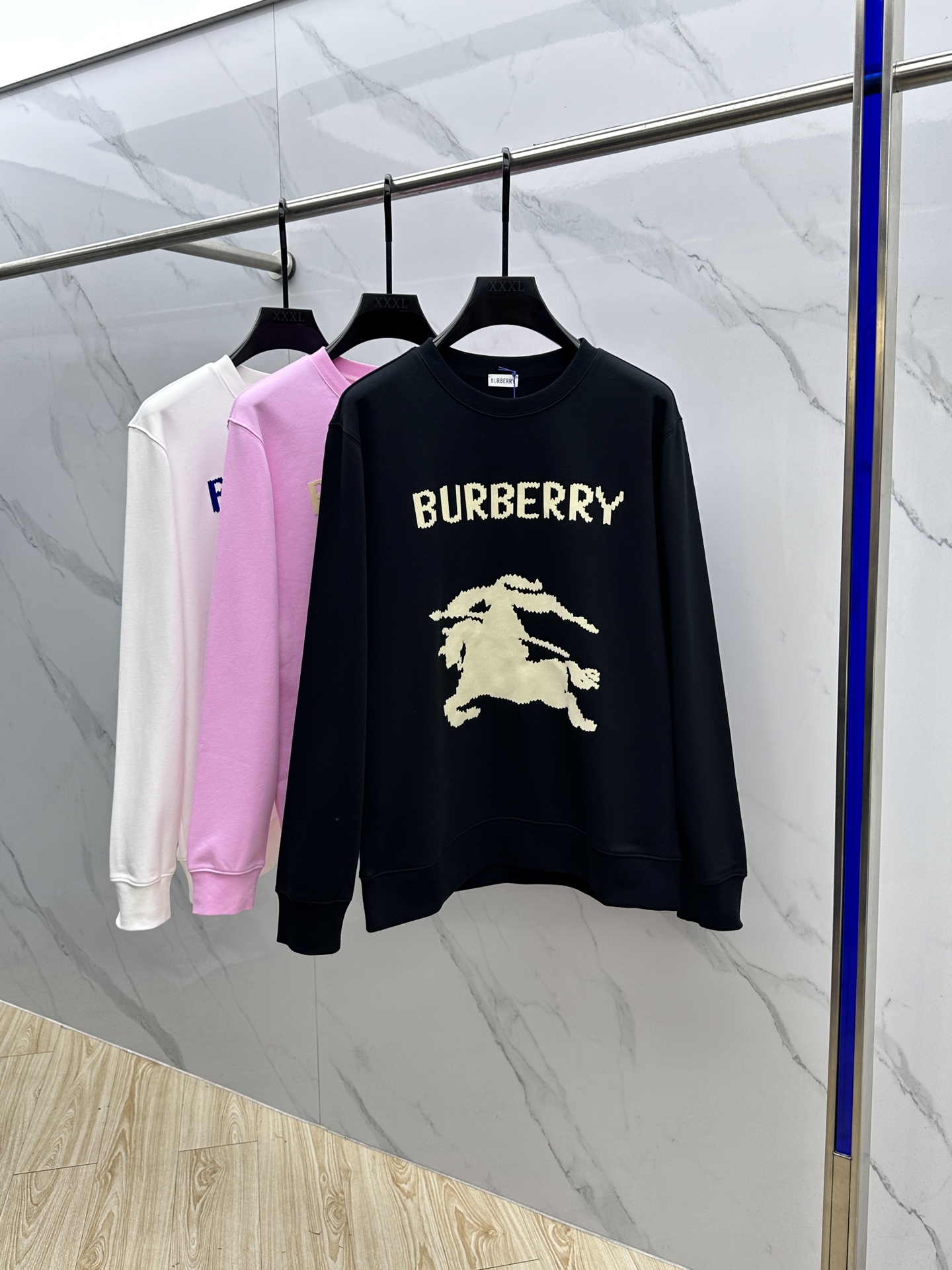 NO:597985,Burberry 25FW new early autumn round neck sweatshirt, same style for men and women!  Unique and eye-catching, this sweatshirt is top-notch in terms of appearance, comfort, consistent style, and fashionability, including the fabric and cutting process, all of which have been made with great effort!  Three-dimensional printing technology, pure cotton is breathable, comfortable for daily wear, the rib knitting on the neckline is smooth and tight, and the neckline will not be skewed if you toss it at will. The loose version, you will find that it really looks good on the upper body, the overall is minimalist and neat, super versatile for daily wear!  Pair it casually with a pair of pants to look youthful, a33 is a fashionable item that you can never go wrong with!  Size M-XXL,,burberry,burberry,hoodie,sweatshirts,alexander wang19860909Burberry巴宝莉 25FW早秋新款圆领卫衣,男女同款！独特吸引人的眼球,这一款卫衣品相品质都在线,舒适度,一如既往的版型,时髦度,包括面料、裁剪工艺上,都是下足了功夫！立体印花工艺,纯棉透气,日常穿着穿感舒适,领口的罗纹针织平整紧密,随意折腾都不会领口歪斜,宽松版型,上身你就会发现真的好好看,整体极简利落,超级日常百搭！随随便便搭配一条裤子就是青春的样子,a33绝不会出错的时髦单品！ 码数M-XXL,,burberry,burberry,hoodie,sweatshirts,alexander wang,Men's clothing