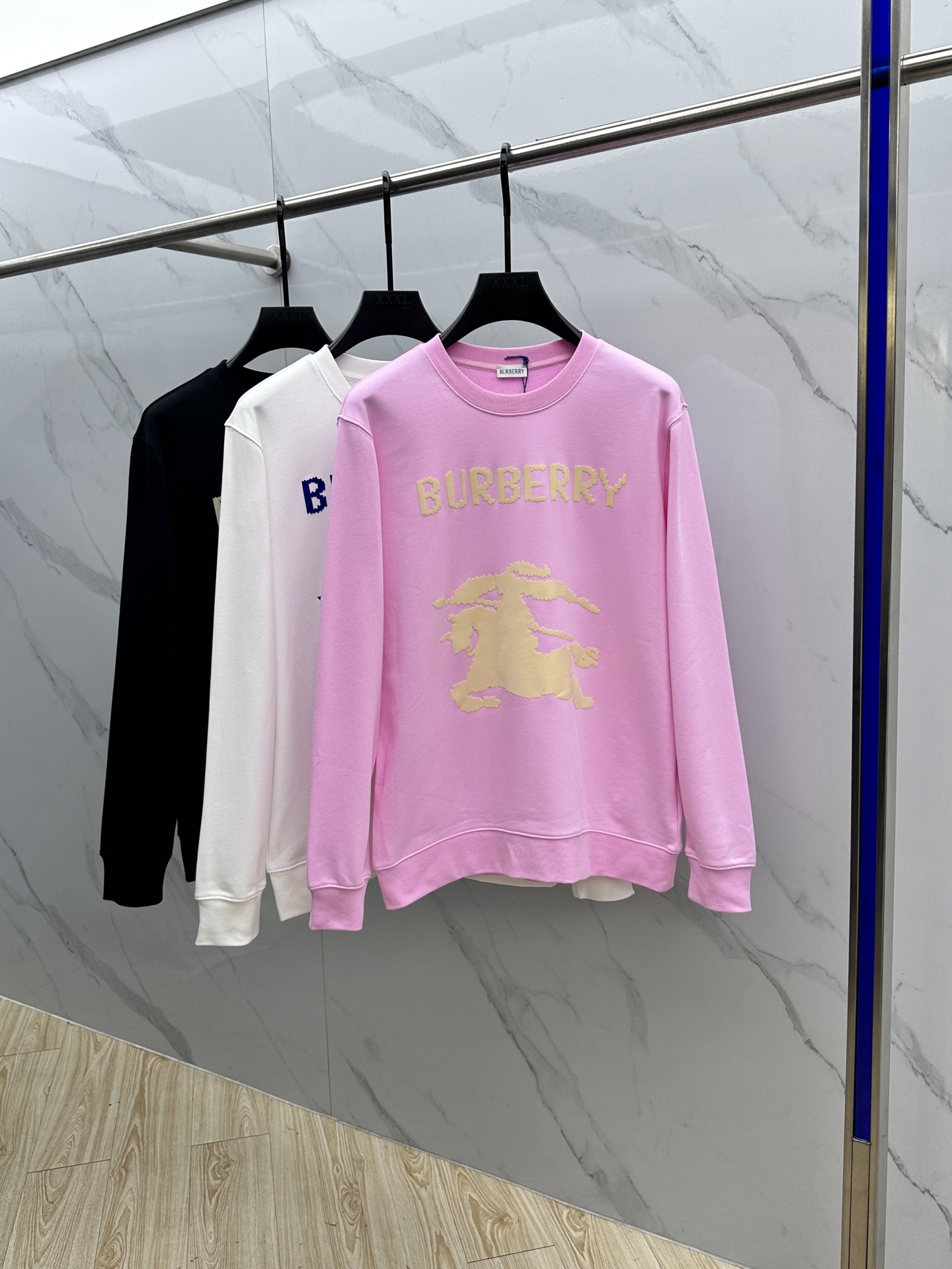 NO:597987,Burberry 25FW new early autumn round neck sweatshirt, same style for men and women!  Unique and eye-catching, this sweatshirt is top-notch in terms of appearance, comfort, consistent style, and fashionability, including the fabric and cutting process, all of which have been made with great effort!  Three-dimensional printing technology, pure cotton is breathable, comfortable for daily wear, the rib knitting on the neckline is smooth and tight, and the neckline will not be skewed if you toss it at will. The loose version, you will find that it really looks good on the upper body, the overall is minimalist and neat, super versatile for daily wear!  Pair it casually with a pair of pants to look youthful, a33 is a fashionable item that you can never go wrong with!  Size M-XXL,,burberry,burberry,hoodie,sweatshirts,alexander wang19860909Burberry巴宝莉 25FW早秋新款圆领卫衣,男女同款！独特吸引人的眼球,这一款卫衣品相品质都在线,舒适度,一如既往的版型,时髦度,包括面料、裁剪工艺上,都是下足了功夫！立体印花工艺,纯棉透气,日常穿着穿感舒适,领口的罗纹针织平整紧密,随意折腾都不会领口歪斜,宽松版型,上身你就会发现真的好好看,整体极简利落,超级日常百搭！随随便便搭配一条裤子就是青春的样子,a33绝不会出错的时髦单品！ 码数M-XXL,,burberry,burberry,hoodie,sweatshirts,alexander wang,Men's clothing