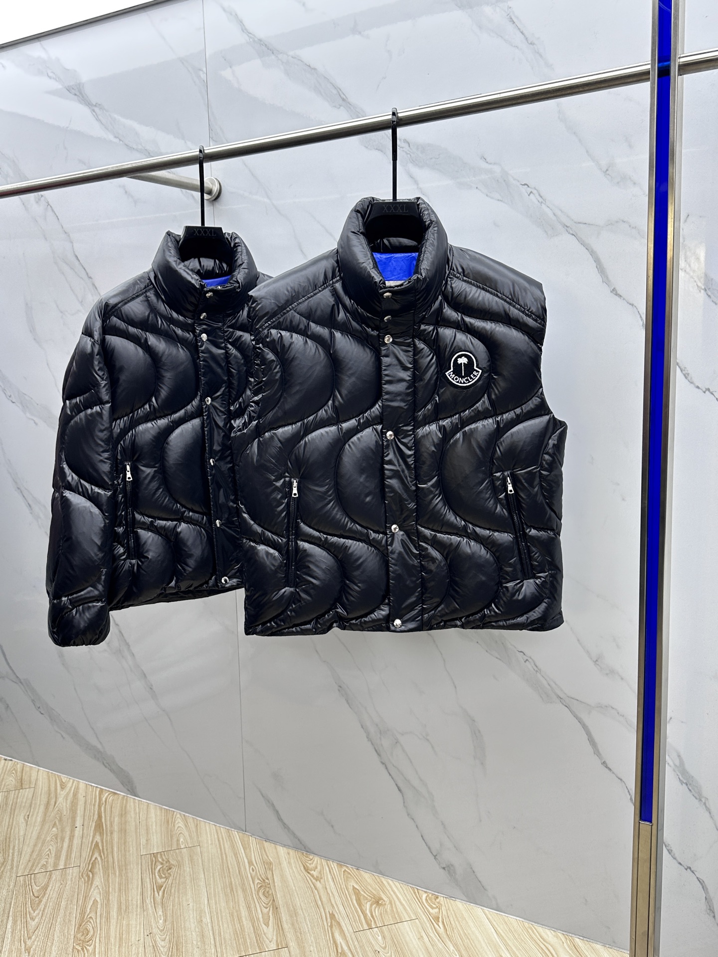 NO:598927,Moncler Meng Mouth 2025 latest fashionable casual down jacket vest stand collar, top light luxury down jacket in winter, popular down jacket with classic LOGO embroidery on the chest, 90# white goose down filling, every detail shows craftsmanship. Sufficient advanced structural tailoring design changes to show men's diverse image changes, slim and neat, tailored to meet the current popular multi-layered outfits, hs life style versatile size 48-56, Moncler, jackets &  coats,down jacket,alexander wang19860909Moncler蒙口 2025最新款时尚休闲羽绒外套马甲立领,冬季顶级轻奢羽绒服,胸前经典LOGO刺绣爆款羽绒服,90#白鹅绒填充,处处细节显工艺足够的高级结构性剪裁的设计改变来展现男士多样的形象变化,修身利落、剪裁合体,满足时下正流行的多层次穿搭,hs生活百搭款式 尺码48-56,,Moncler,jackets & coats,down jacket,alexander wang,Men's clothing