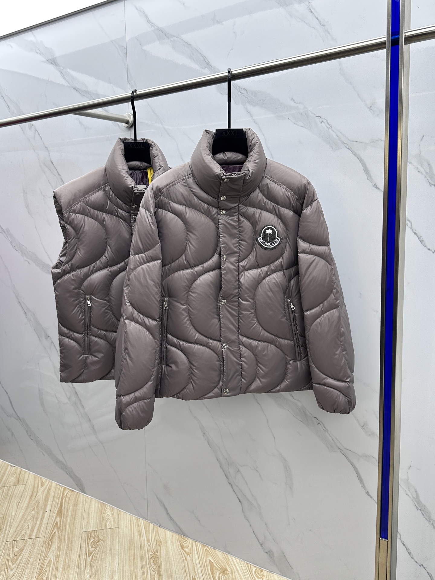 NO:598930,Moncler Meng Mouth 2025 latest fashion casual down jacket stand collar down jacket, top light luxury down jacket in winter, popular down jacket with classic LOGO embroidery on the chest, 90# white goose down filling, every detail shows craftsmanship, enough advanced structural tailoring design changes to show men's diverse image changes, slim and neat, tailored to meet the current popular multi-layered outfits, hs life style versatile size 48-56, Moncler, jackets &  coats,down jacket,alexander wang19860909Moncler蒙口 2025最新款时尚休闲羽绒外套立领羽绒服,冬季顶级轻奢羽绒服,胸前经典LOGO刺绣爆款羽绒服,90#白鹅绒填充,处处细节显工艺足够的高级结构性剪裁的设计改变来展现男士多样的形象变化,修身利落、剪裁合体,满足时下正流行的多层次穿搭,hs生活百搭款式 尺码48-56,,Moncler,jackets & coats,down jacket,alexander wang,Men's clothing