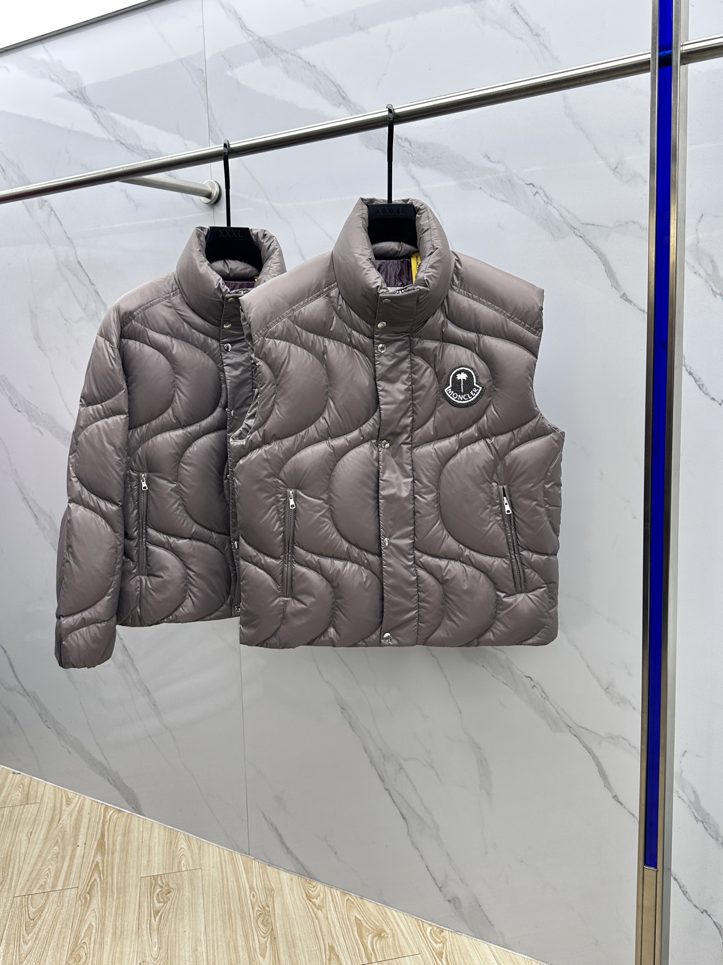 NO:598933,Moncler Meng Mouth 2025 latest fashionable casual down jacket vest stand collar, top light luxury down jacket in winter, popular down jacket with classic LOGO embroidery on the chest, 90# white goose down filling, every detail shows craftsmanship. Sufficient advanced structural tailoring design changes to show men's diverse image changes, slim and neat, tailored to meet the current popular multi-layered outfits, hs life style versatile size 48-56, Moncler, jackets &  coats,down jacket,alexander wang19860909Moncler蒙口 2025最新款时尚休闲羽绒外套马甲立领,冬季顶级轻奢羽绒服,胸前经典LOGO刺绣爆款羽绒服,90#白鹅绒填充,处处细节显工艺足够的高级结构性剪裁的设计改变来展现男士多样的形象变化,修身利落、剪裁合体,满足时下正流行的多层次穿搭,hs生活百搭款式 尺码48-56,,Moncler,jackets & coats,down jacket,alexander wang,Men's clothing