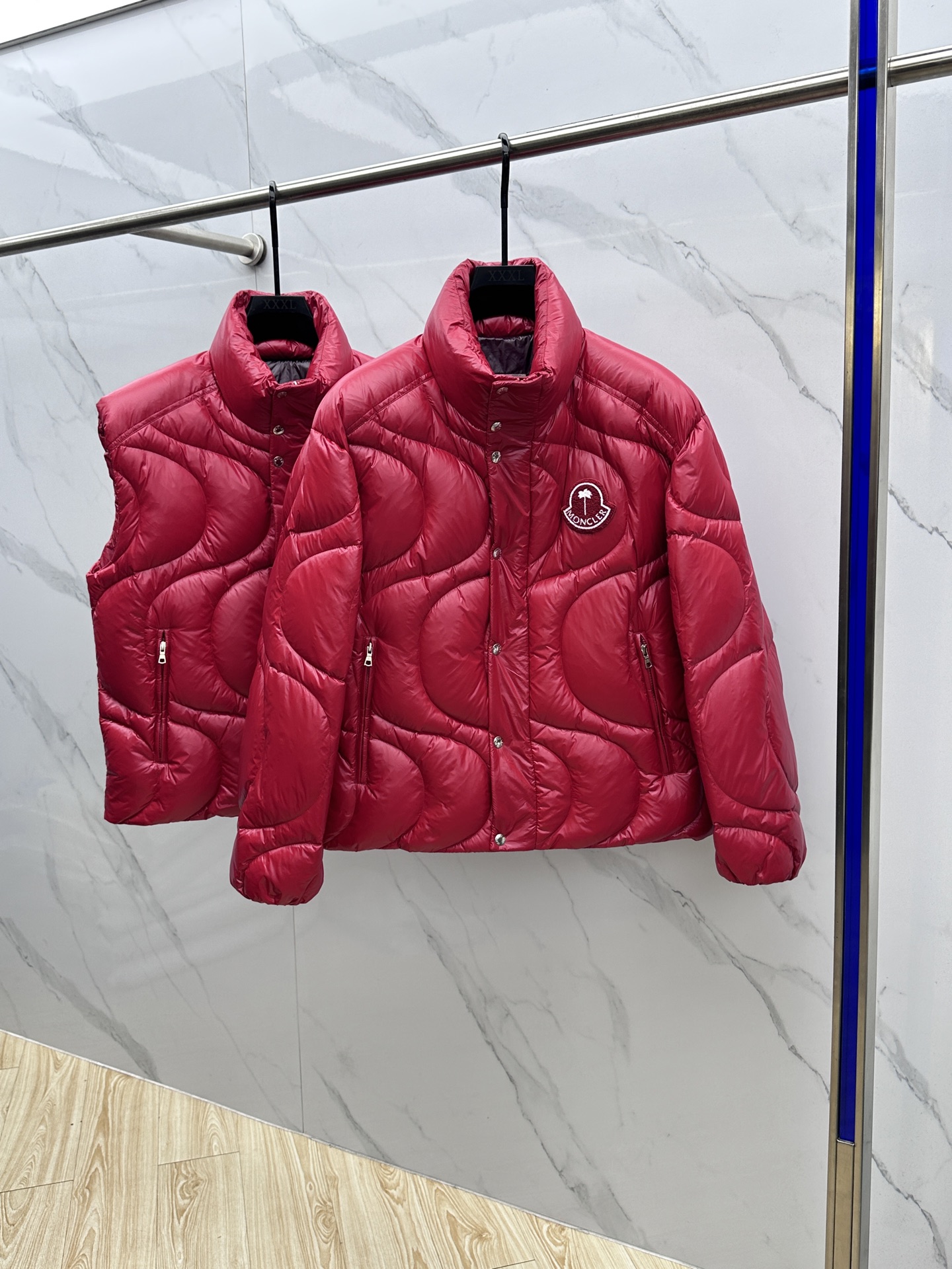 NO:598936,Moncler Meng Mouth 2025 latest fashionable casual down jacket stand collar down jacket, winter top light luxury down jacket, classic LOGO embroidery hot style down jacket on the chest, 90# white goose down filling, every detail shows craftsmanship, enough advanced structural tailoring design changes to show men's diverse image changes, slim and neat, tailored to meet the current popular multi-layered outfits, hs life versatile style sizes 48-56,, Moncler, jackets &  coats,down jacket,alexander wang19860909Moncler蒙口 2025最新款时尚休闲羽绒外套立领羽绒服,冬季顶级轻奢羽绒服,胸前经典LOGO刺绣爆款羽绒服,90#白鹅绒填充,处处细节显工艺足够的高级结构性剪裁的设计改变来展现男士多样的形象变化,修身利落、剪裁合体,满足时下正流行的多层次穿搭,hs生活百搭款式 尺码48-56,,Moncler,jackets & coats,down jacket,alexander wang,Men's clothing