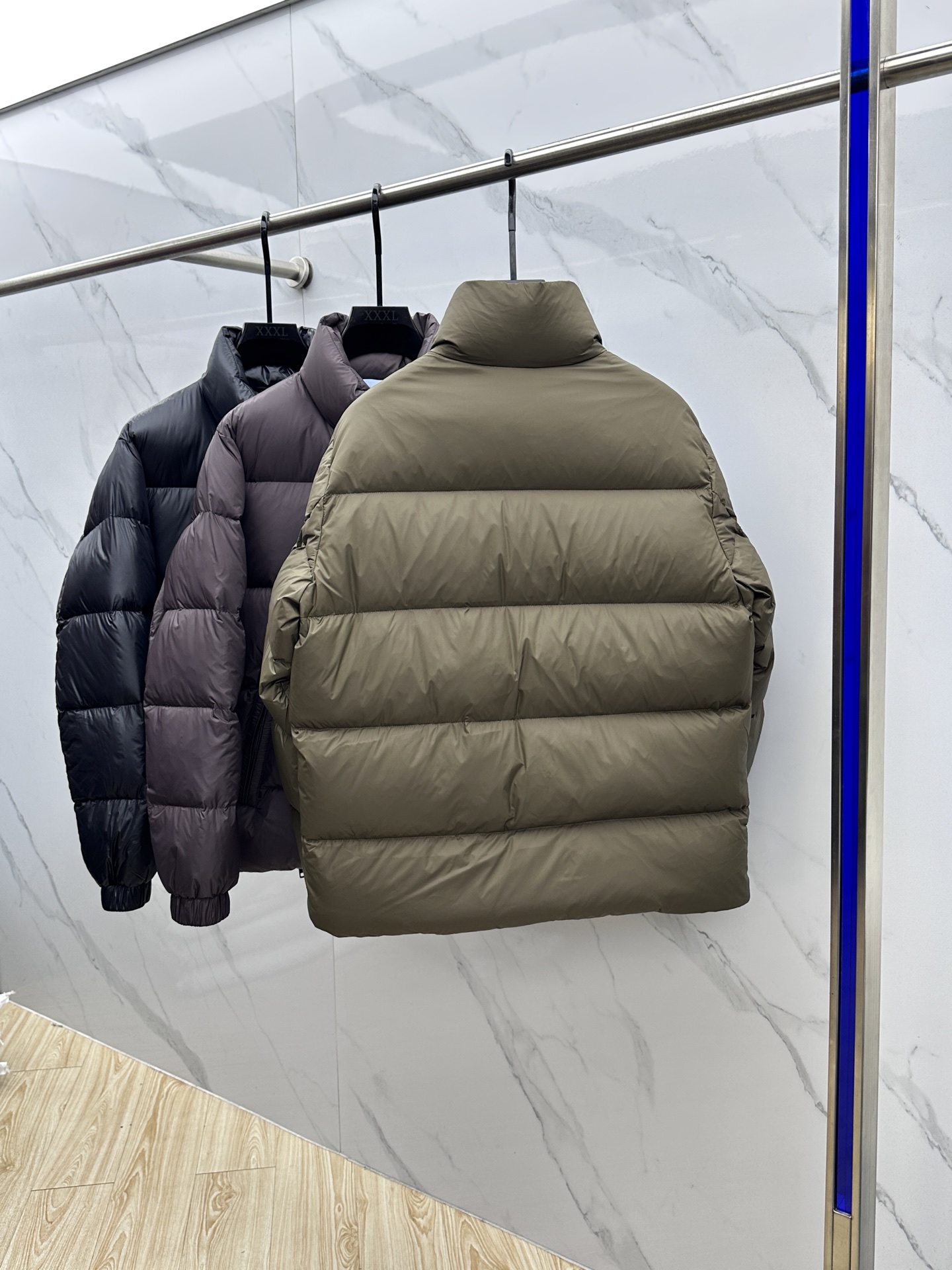 🆕Moncler蒙口 2025ss秋冬新款时尚休闲立领羽绒外套，胸口经典logo爆款羽绒服，90#白鹅绒