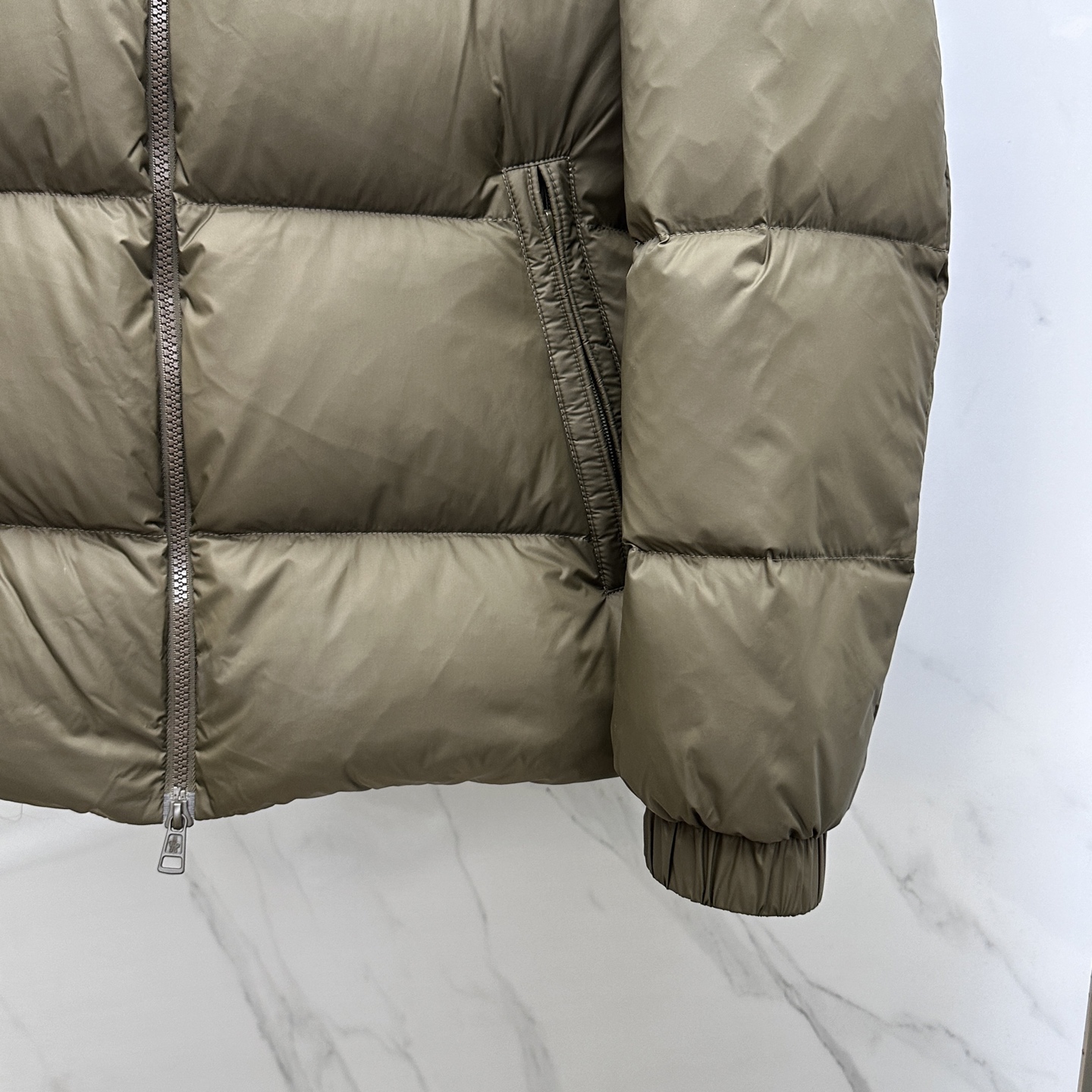 🆕Moncler蒙口 2025ss秋冬新款时尚休闲立领羽绒外套，胸口经典logo爆款羽绒服，90#白鹅绒