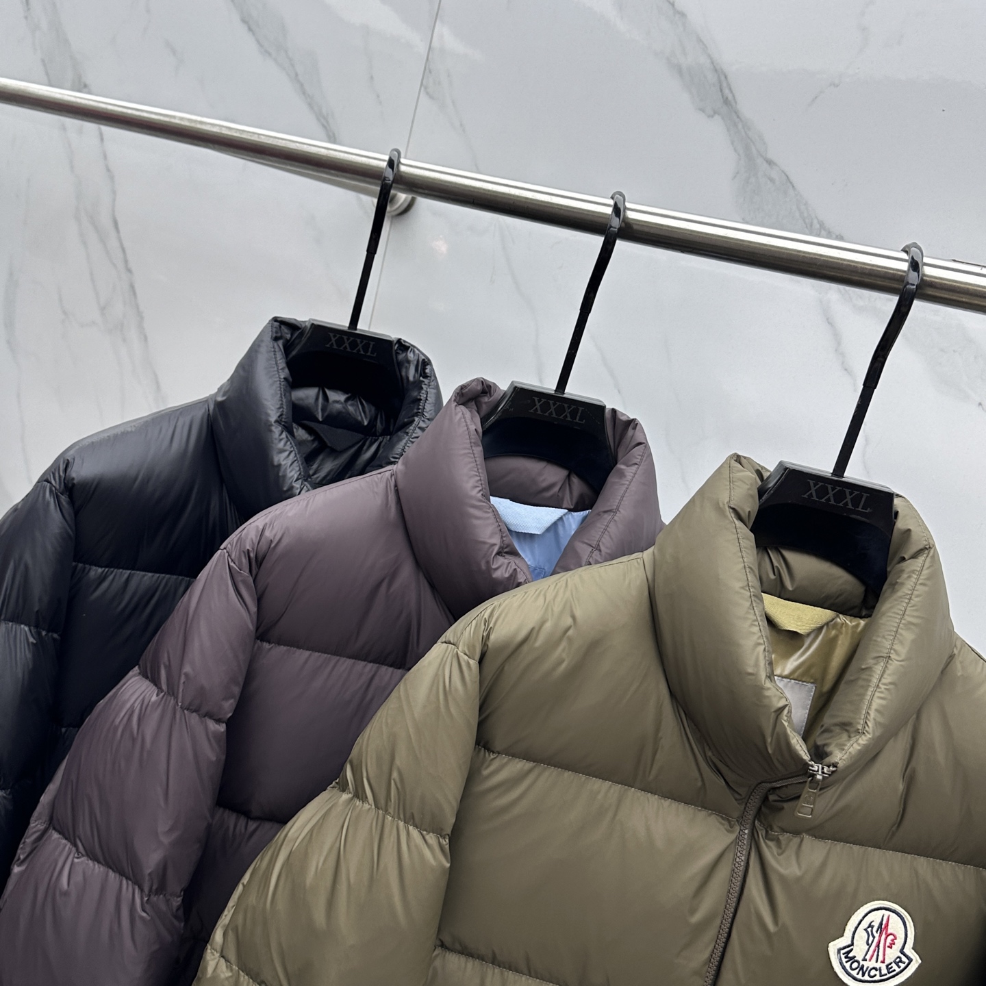 🆕Moncler蒙口 2025ss秋冬新款时尚休闲立领羽绒外套，胸口经典logo爆款羽绒服，90#白鹅绒