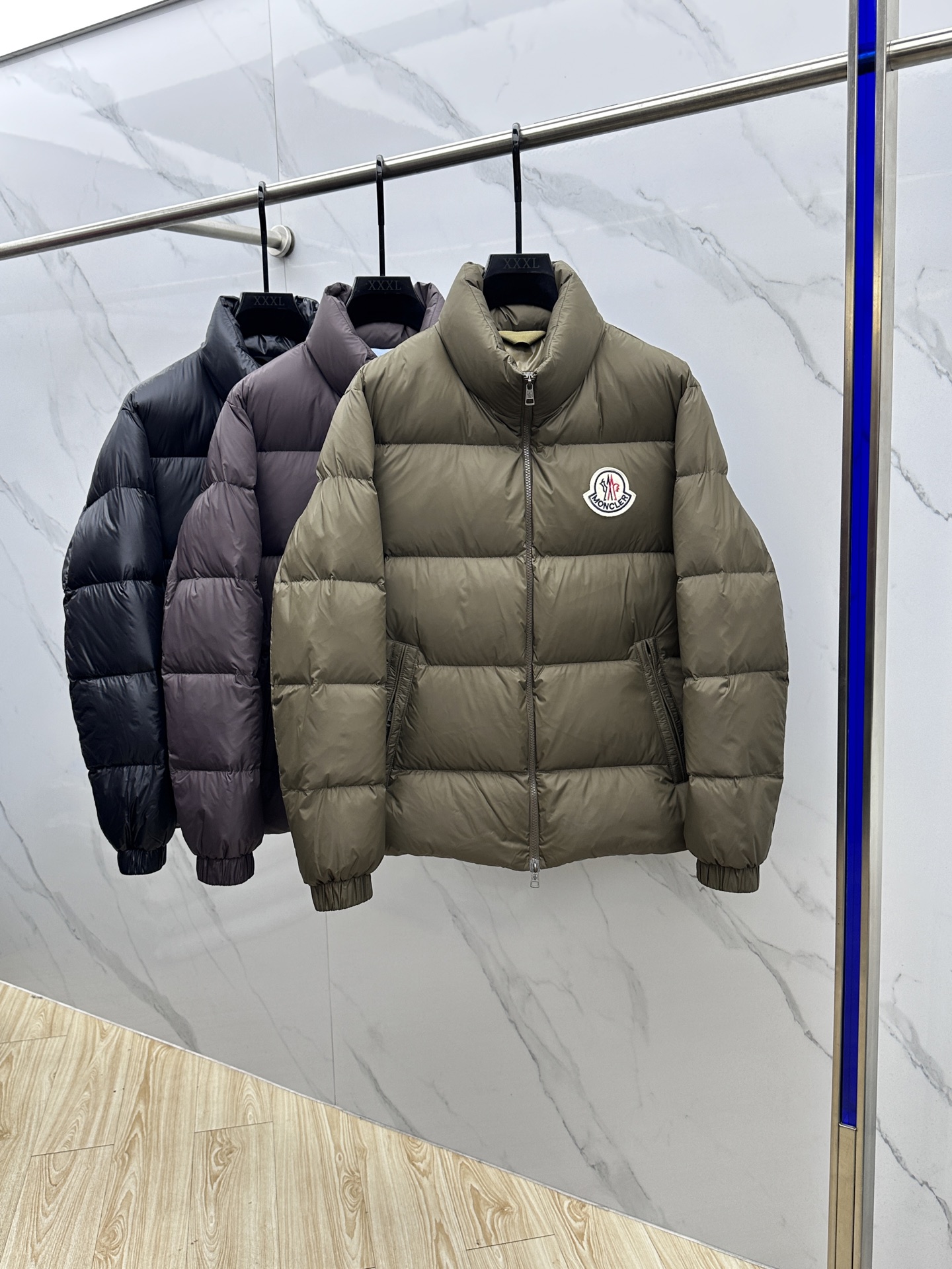 NO:691658,Moncler muzzle 2025ss new fashion casual stand collar down jacket for autumn and winter, popular down jacket with classic logo on the chest, 90# white goose down filling, every detail shows craftsmanship, enough advanced structural tailoring design changes to show men's diverse image changes, slim and neat, tailored to meet the current popular multi-layered outfits, hs versatile style for life!  Size 12345,,Moncler,jackets & coats,down jacket,19860909Moncler蒙口 2025ss秋冬新款时尚休闲立领羽绒外套,胸口经典logo爆款羽绒服,90#白鹅绒填充,处处细节显工艺足够的高级结构性剪裁的设计改变来展现男士多样的形象变化,修身利落、剪裁合体,满足时下正流行的多层次穿搭,hs生活百搭款式！ 码数12345,,Moncler,jackets & coats,down jacket,,Men's clothing