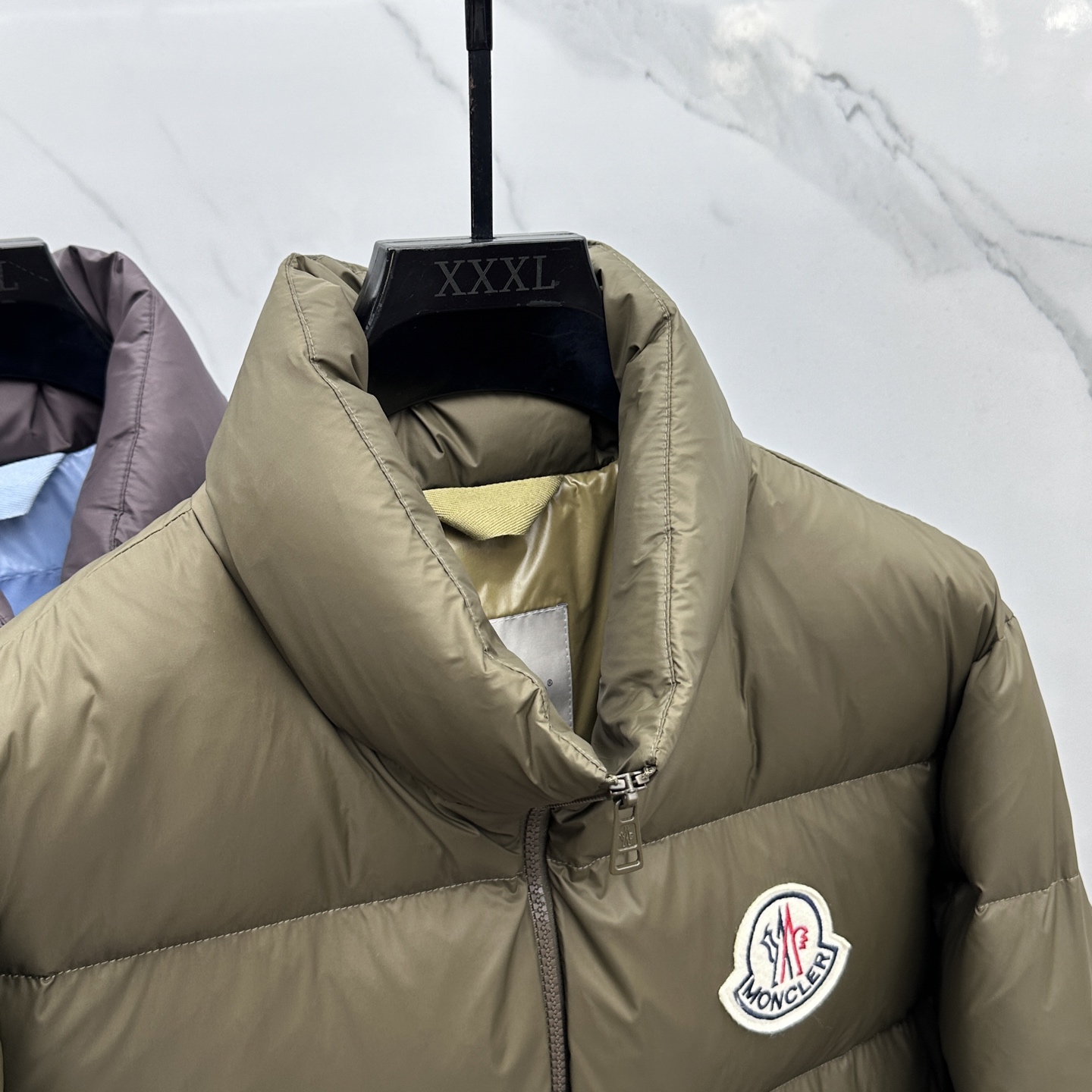 🆕Moncler蒙口 2025ss秋冬新款时尚休闲立领羽绒外套，胸口经典logo爆款羽绒服，90#白鹅绒