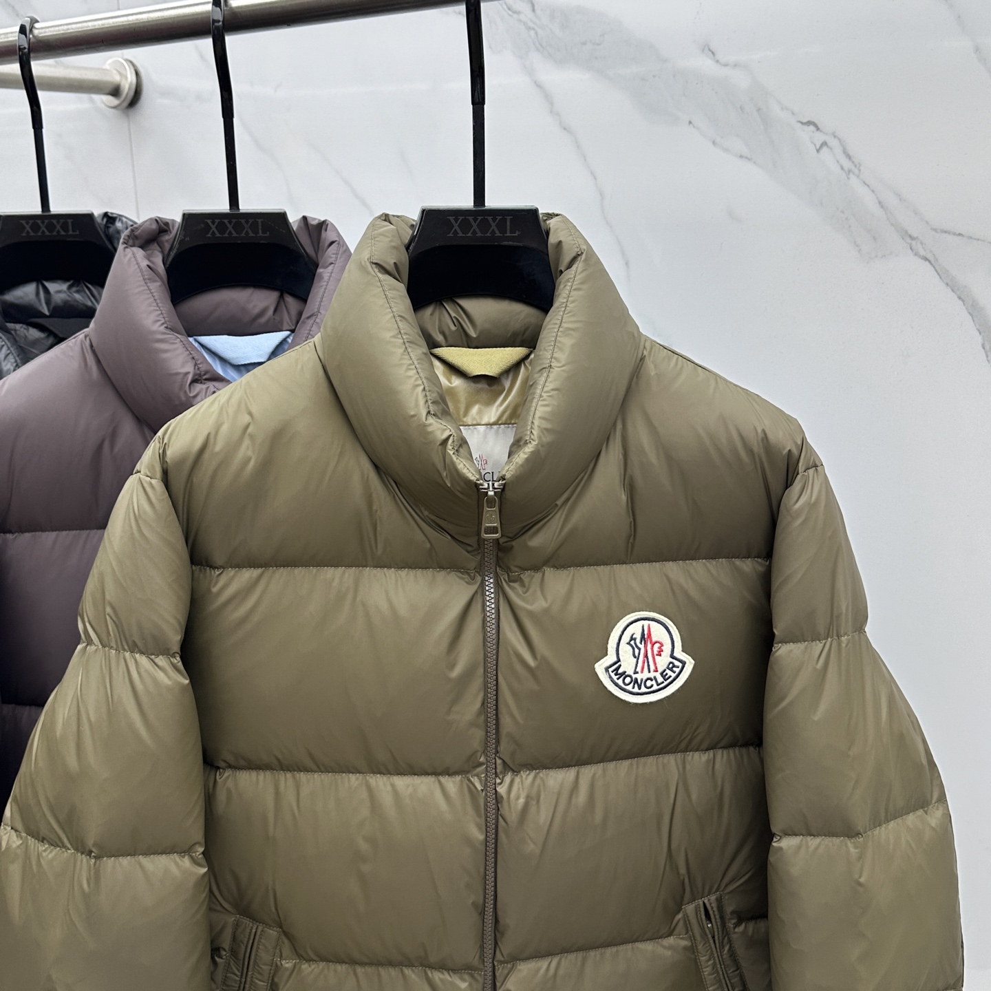 🆕Moncler蒙口 2025ss秋冬新款时尚休闲立领羽绒外套，胸口经典logo爆款羽绒服，90#白鹅绒